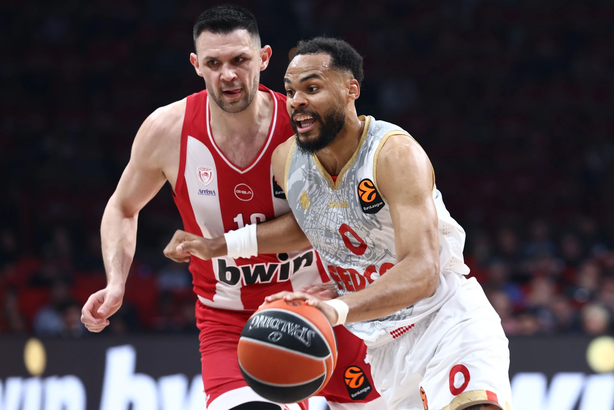 Ο Έλι Οκόμπο κόντρα στον Κώστα Παπανικολάου/Πηγή: eurokinissi