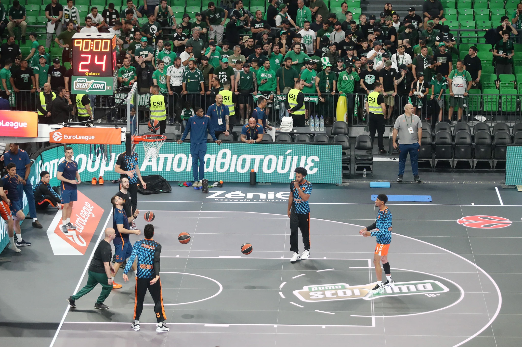 Κόσμος του Παναθηναϊκού πίσω από τον πάγκο της Βαλένθια/Πηγή: Intime