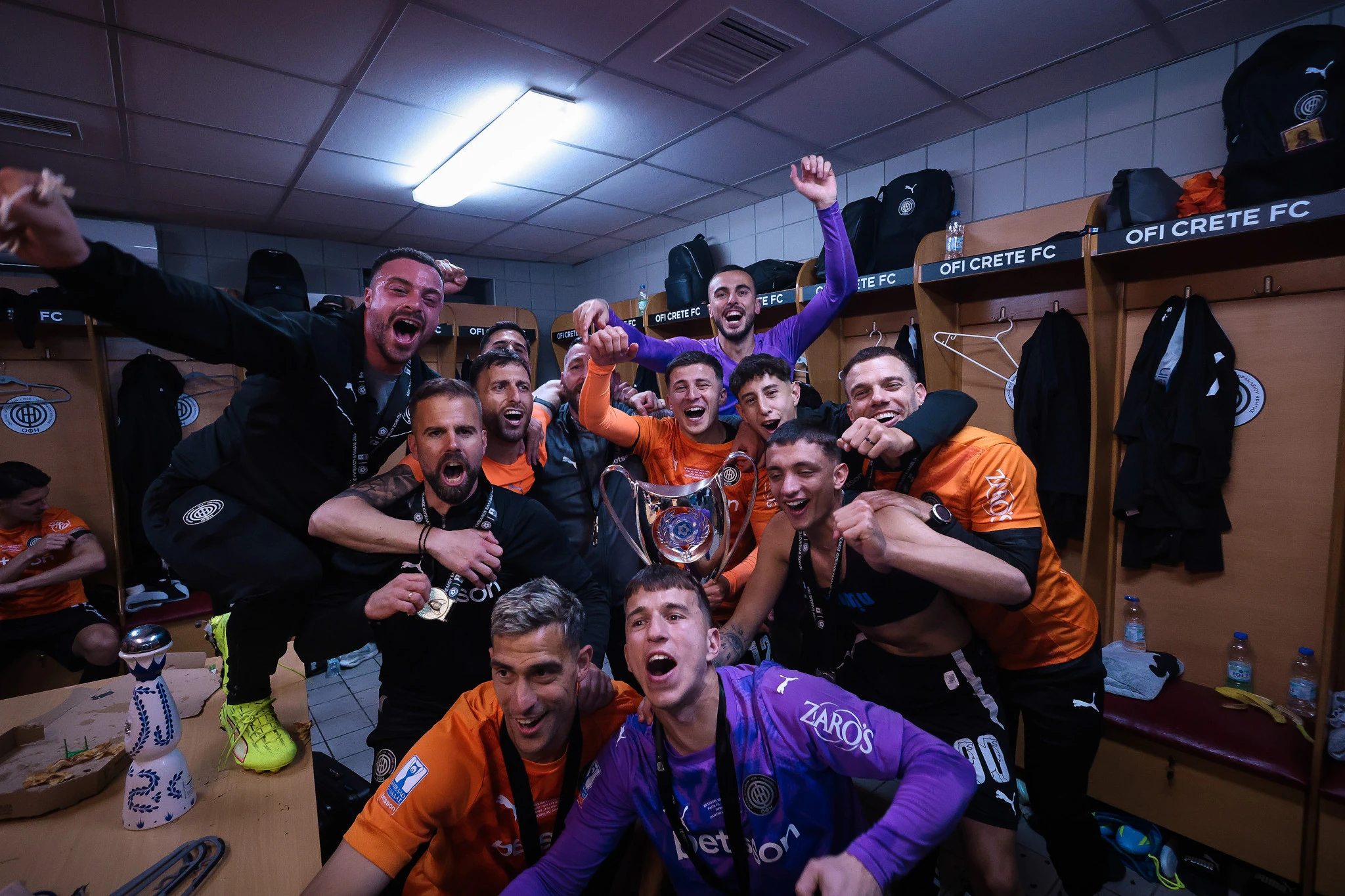 Οι ποδοσφαιριστές του ΟΦΗ πανηγυρίζουν την κατάκτηση του Κυπέλλου / Πηγή: Eurokinissi