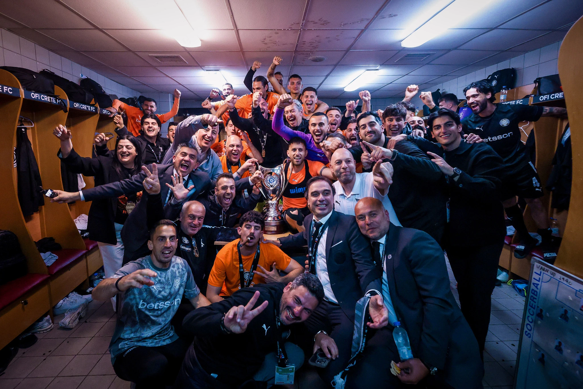 Οι παίκτες του ΟΦΗ, και το... πούρο του Θανάση Ανδρούτσου, και το επιτελειό του ΟΦΗ πανηγυρίζουν / Πηγή: Eurokinissi