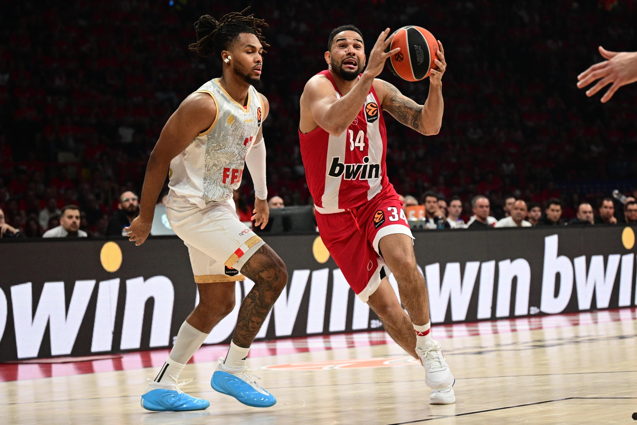 Ο Κόρι Τζόζεφ με τον Μπεγαρίν στο Game 1 / πηγή: eurokinissi