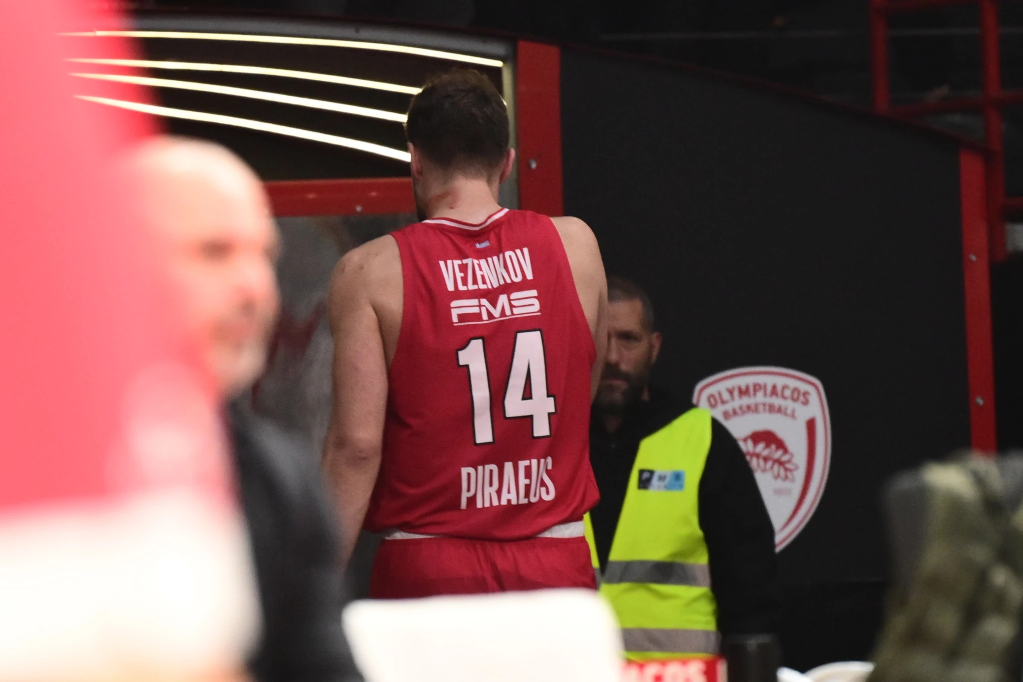 Ο Βεζένκοφ αποχωρεί για τα αποδυτήρια / Πηγή: Eurokinissi