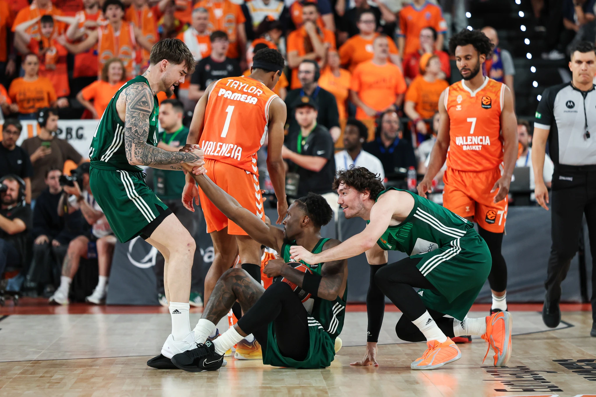 Χουάντσο και Οσμάν βοηθάνε τον Χέιζ Ντέιβις να σηκώθει από το παρκέ / πηγή: eurokinissi