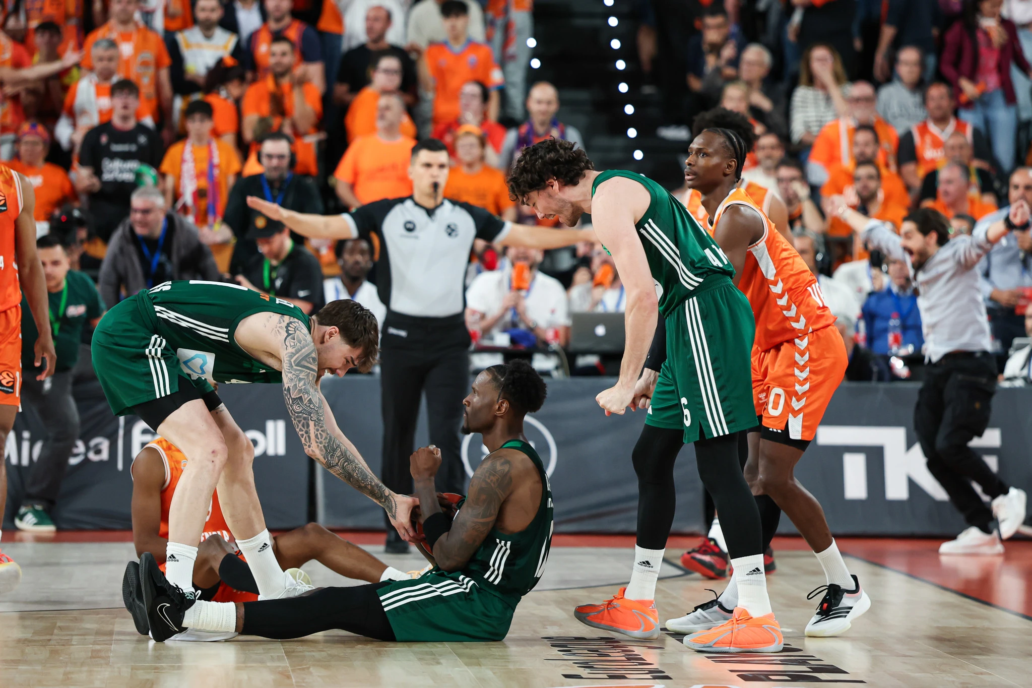 Χουάντσο και Οσμάν βοηθάνε τον Χέιζ Ντέιβις να σηκώθει από το παρκέ / πηγή: eurokinissi