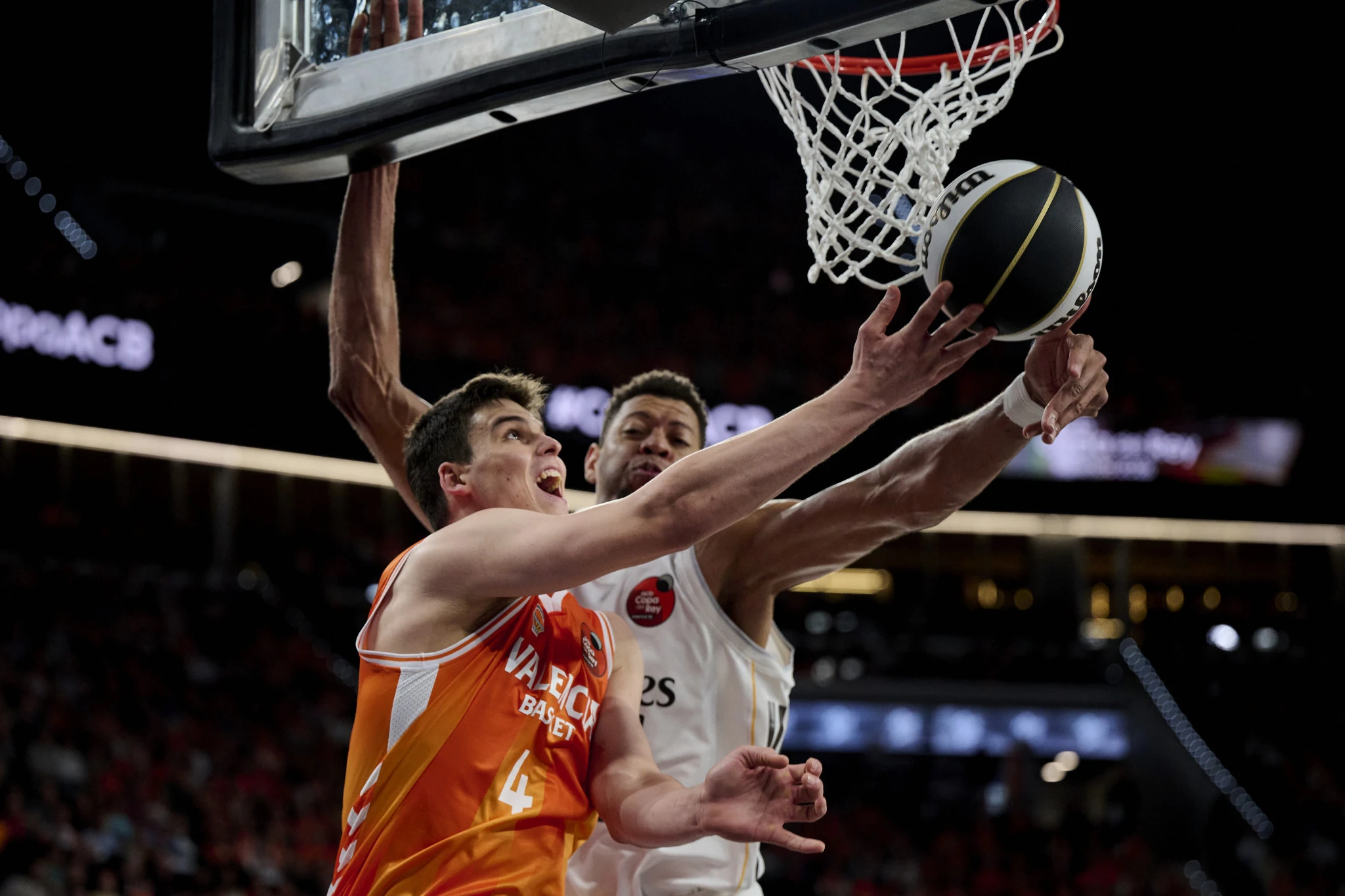 Ο Ντε Λαρέα προσπαθεί να πετύχει το... υπόγειο καλάθι, ο Ταβάρες τον «καταδιώκει» / Photo by Borja B. Hojas/Getty Images