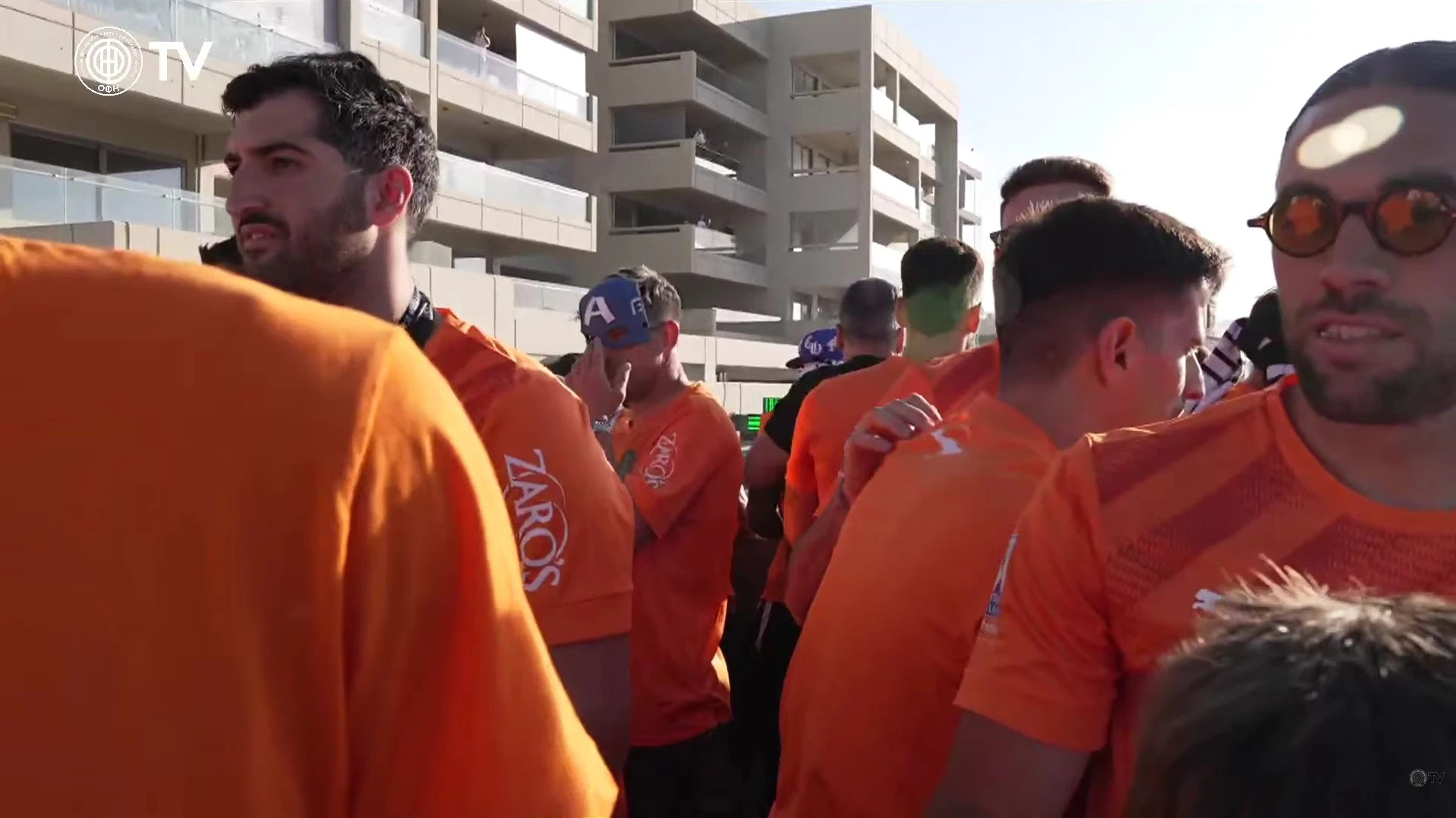 Ο Λαμπρόπουλος με τη μάσκα του Captain America στο Trophy Parade του ΟΦΗ