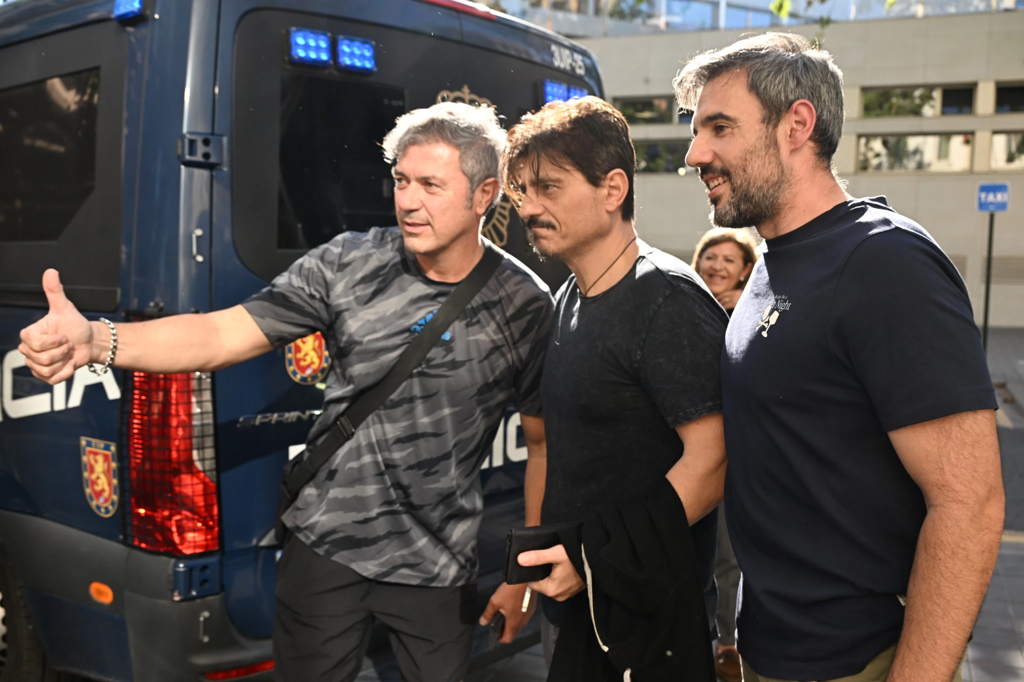 Βαγγέλης Στόλης / Οι φίλοι του μπάσκετ στην Ισπανία ζητούν φωτογραφία με τον Δημήτρη Γιαννακόπουλος κι εκείνος ανταποκρίνεται&nbsp;<br>