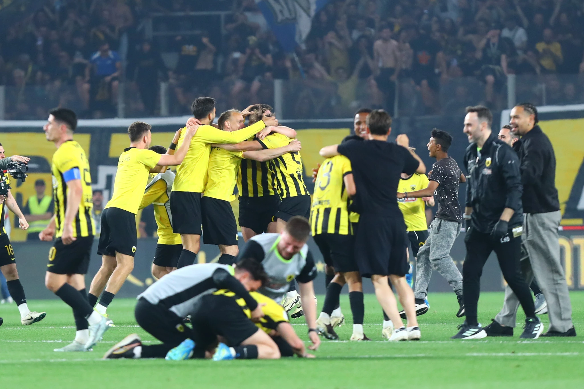 Ο κόσμος της ΑΕΚ πανηγυρίζει με την ομάδα τον τίτλο του πρωταθλήματος, Πηγή: Intime