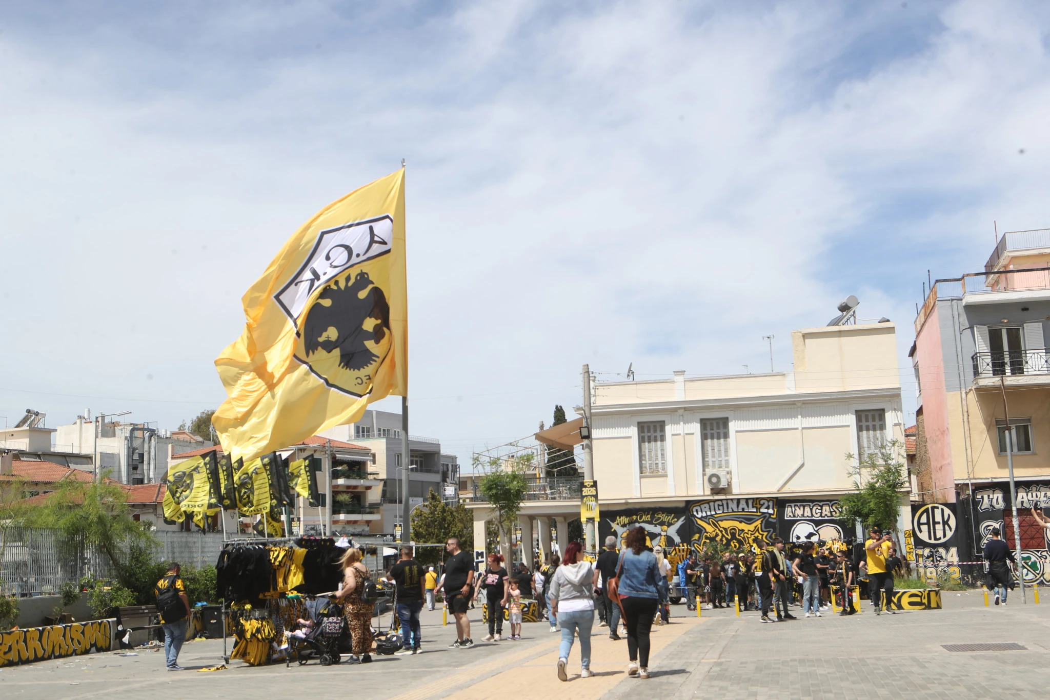 Φίλοι της ΑΕΚ έχουν στήσει πάρτι έξω από την «Allwyn Arena» / Πηγή:&nbsp;Intime