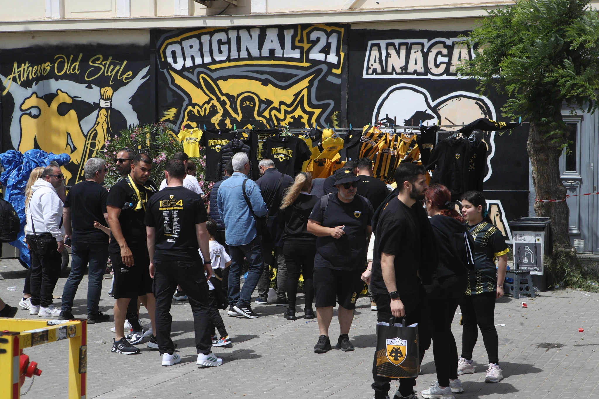 Φίλοι της ΑΕΚ έχουν στήσει πάρτι έξω από την «Allwyn Arena» / Πηγή:&nbsp;Intime