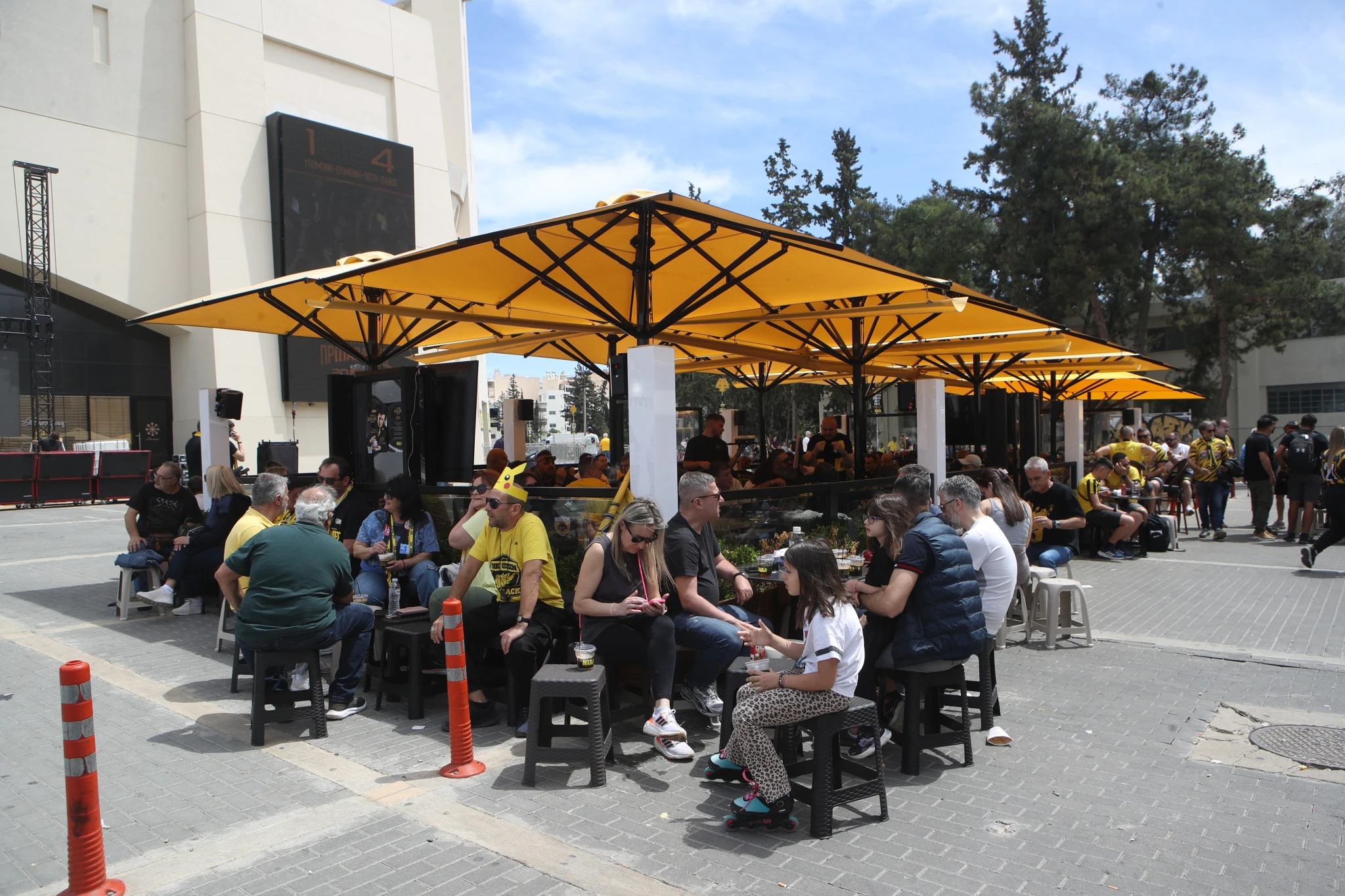 Φίλοι της ΑΕΚ έχουν στήσει πάρτι έξω από την «Allwyn Arena» / Πηγή:&nbsp;Intime