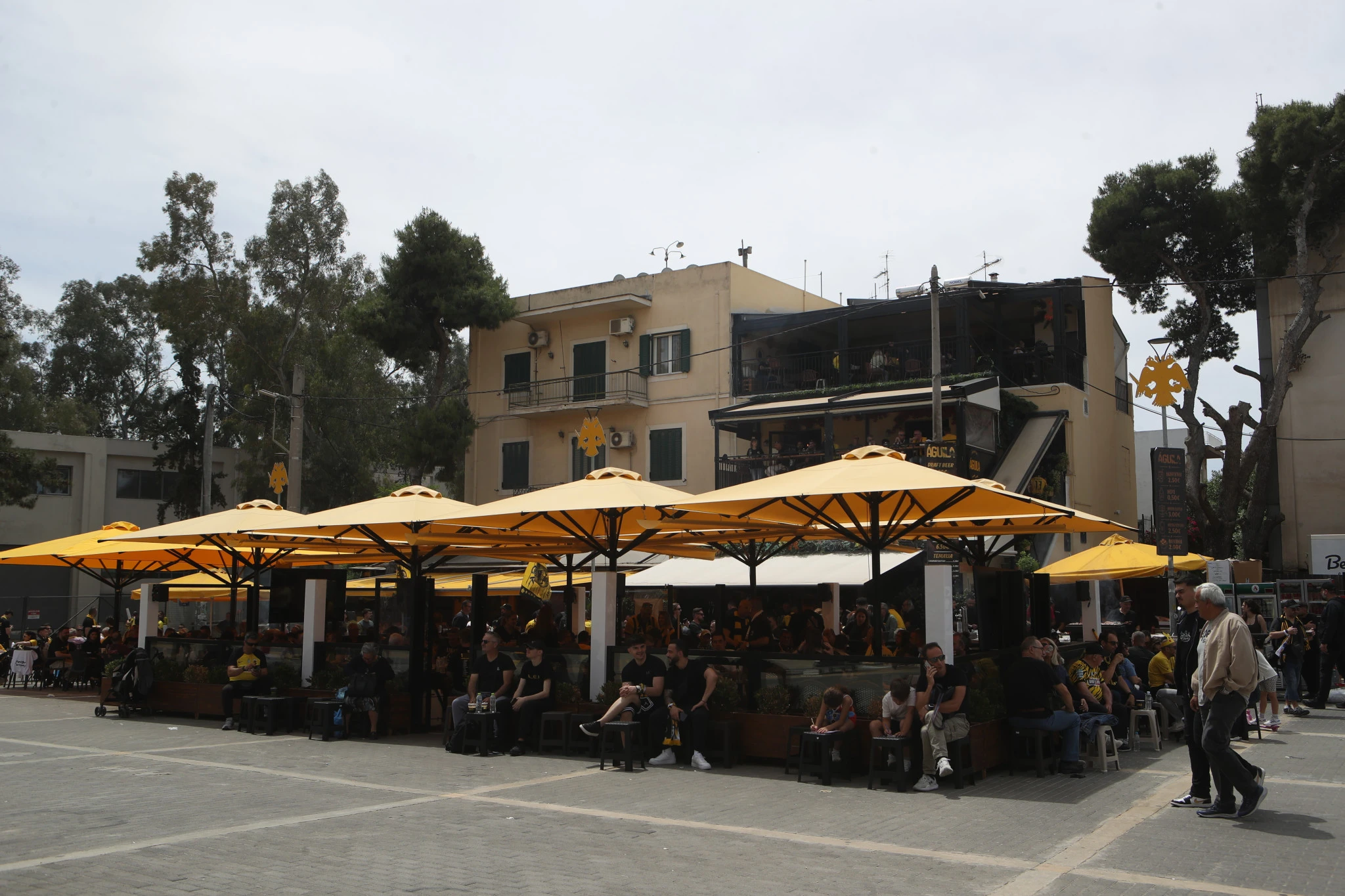 Φίλοι της ΑΕΚ έχουν στήσει πάρτι έξω από την «Allwyn Arena» / Πηγή:&nbsp;Intime