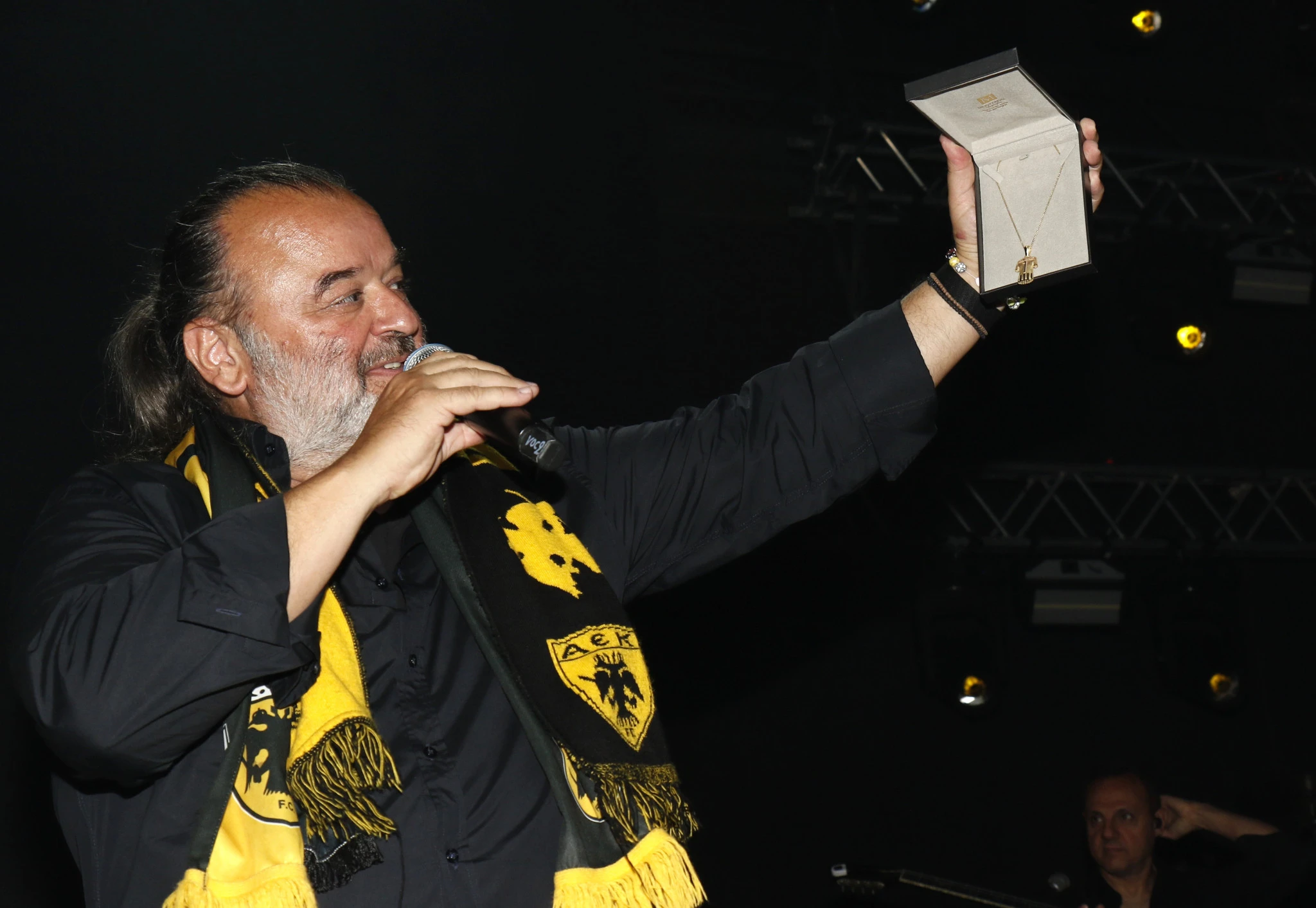 Το ιδιαίτερο δώρο των παικτών της ΑΕΚ στον Μάριο&nbsp;Ηλιόπουλο / Πηγή: Intime