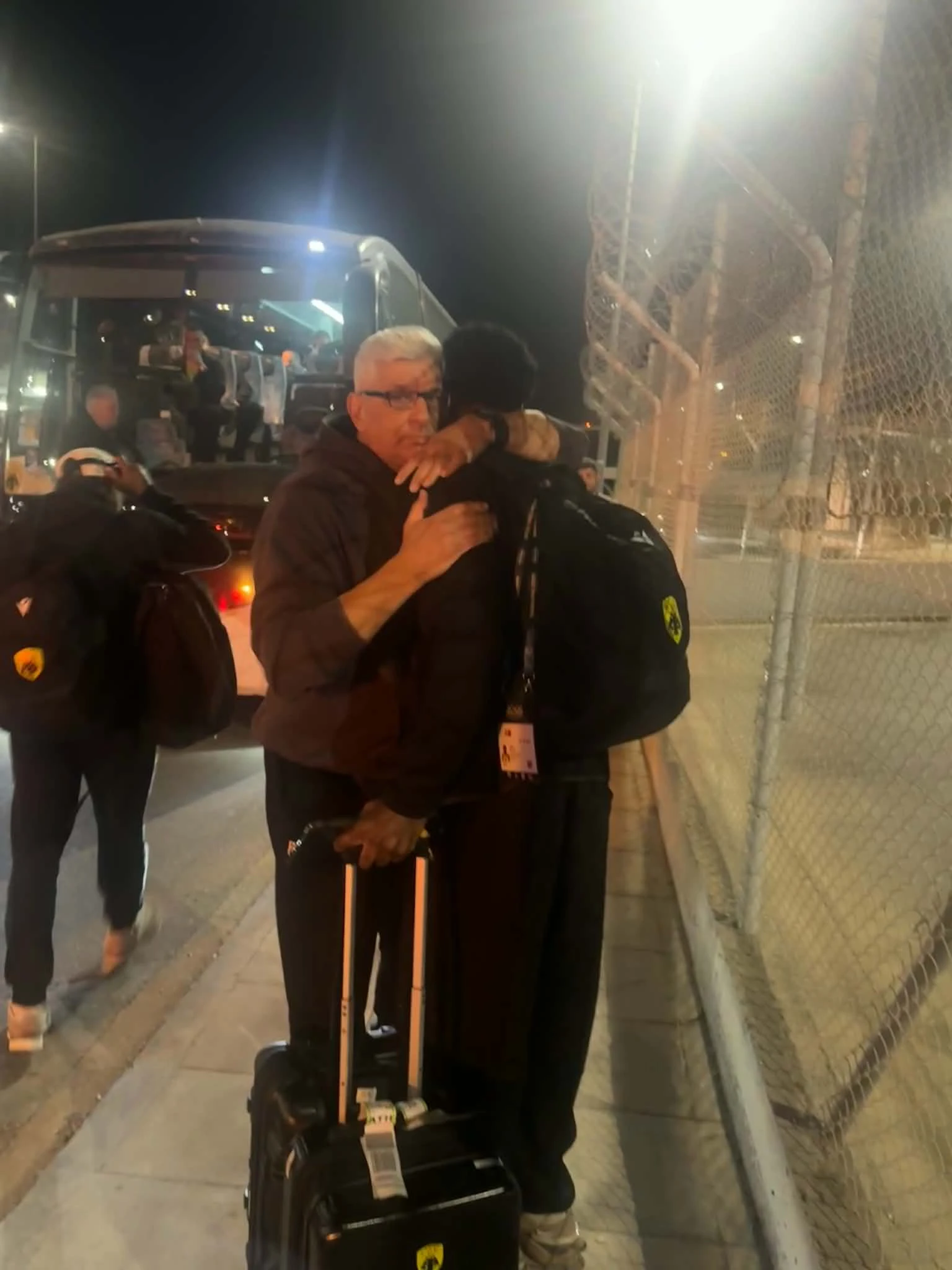 Ο Γιώργος Αγιασωτέλης υποδέχθηκε την αποστολή της ΑΕΚ στην επιστροφή της από τη Βαρκελώνη