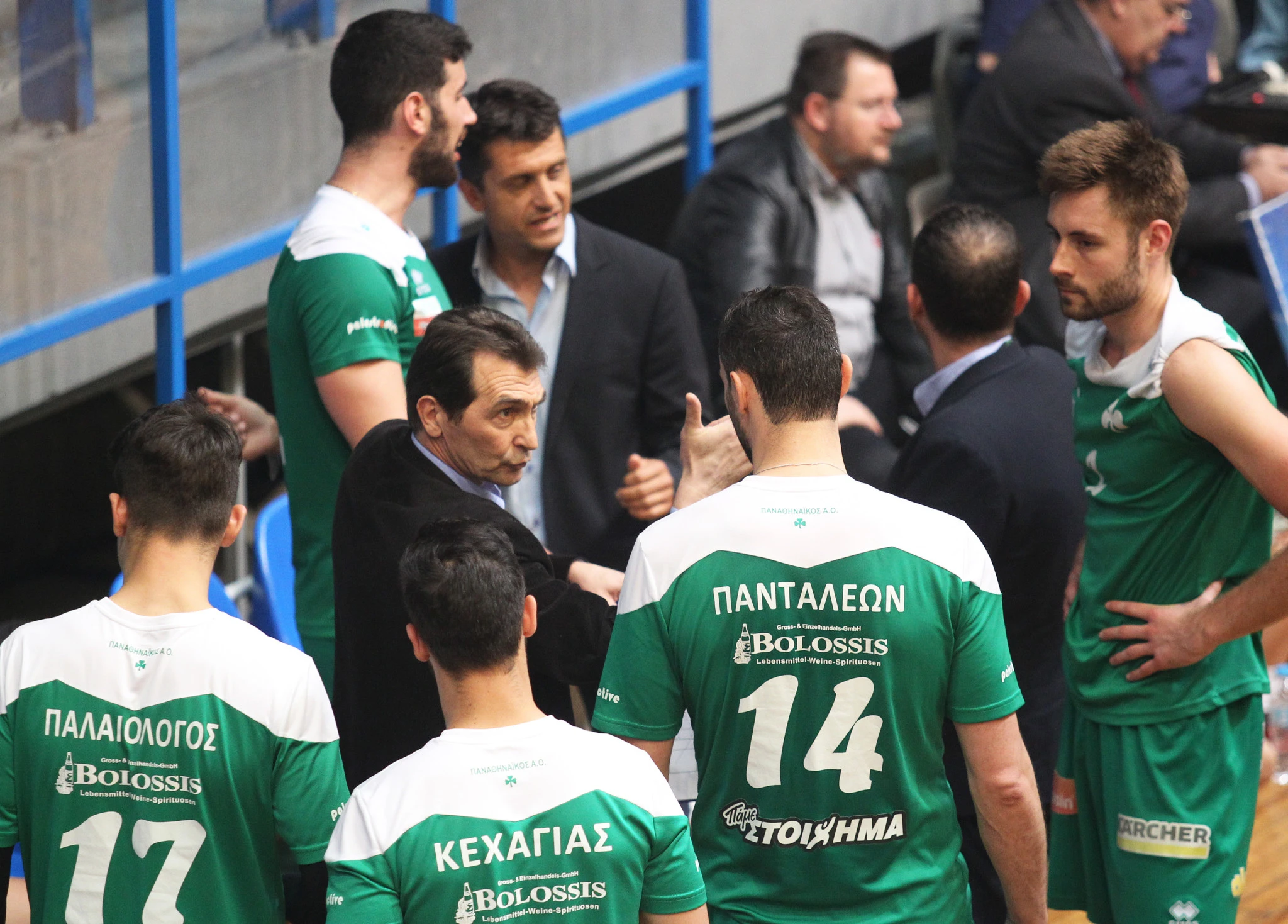 Ο Δημήτρης Ανδρεόπουλος, ο προπονητής του Παναθηναϊκού, δίνει οδηγίες στους παίκτες του στους αγώνες των μπαράζ παραμονής στην πρώτη κατηγορία τη σεζόν 2017/18, απέναντι στη Νίκη Αιγινίου / Πηγή: Eurokinissi