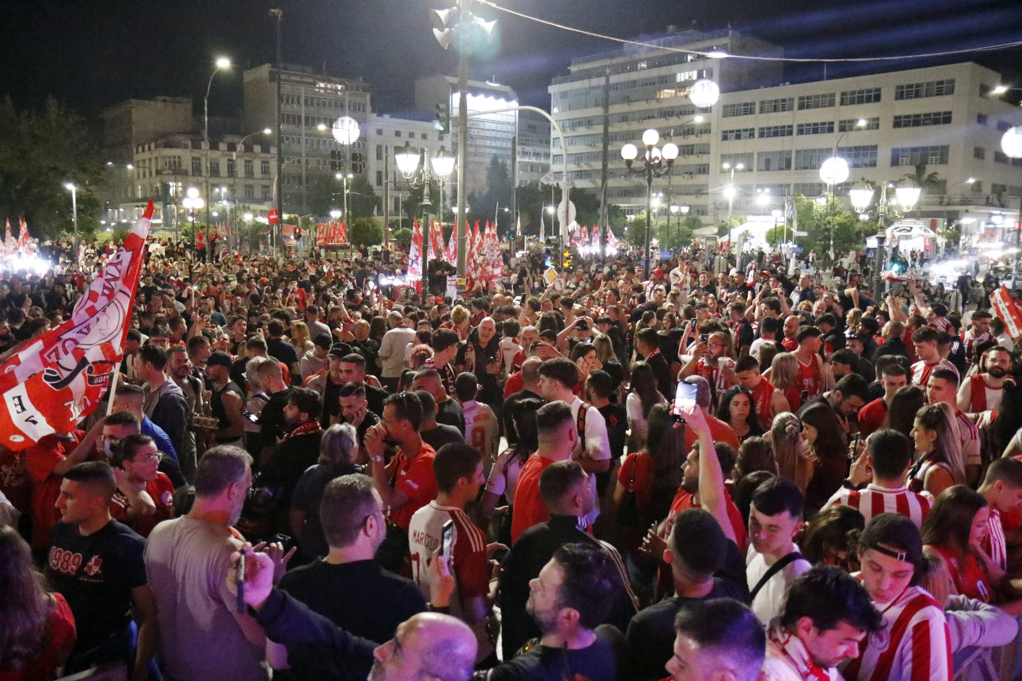 Ο κόσμος του Ολυμπιακού στο Δημοτικό θέατρο Πειραιά/Πηγή: Intime