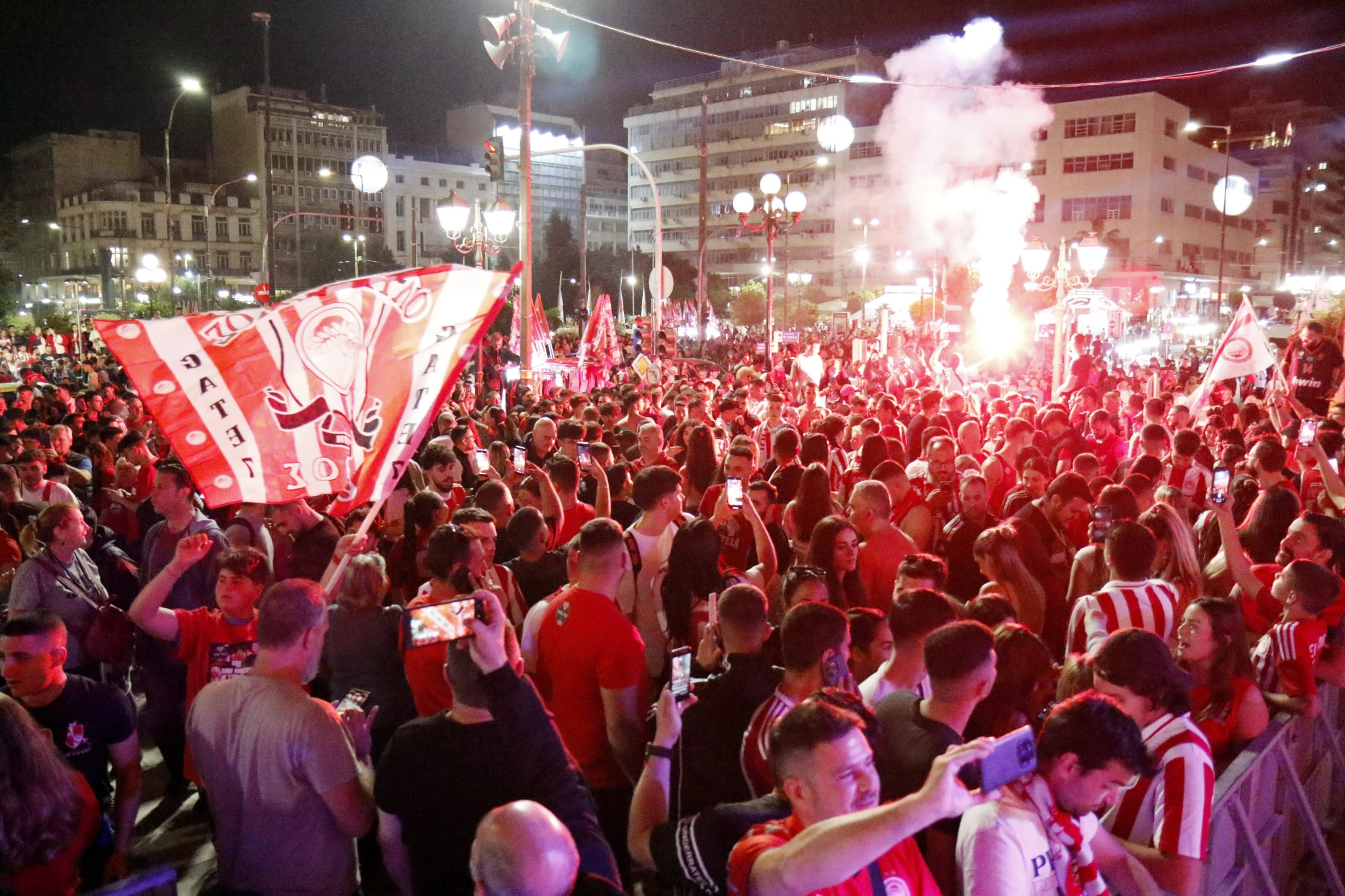 Ο κόσμος του Ολυμπιακού στο Δημοτικό θέατρο Πειραιά/Πηγή: Intime