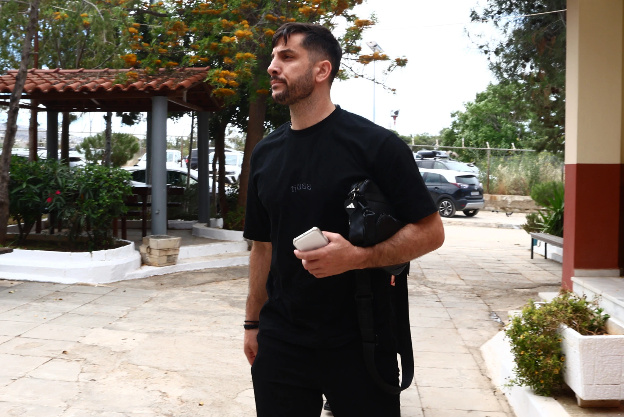 Ο&nbsp;Κώστας Μανωλάς στην κηδεία της Γωγώς Μαστροκώστα / Πηγή: Intime