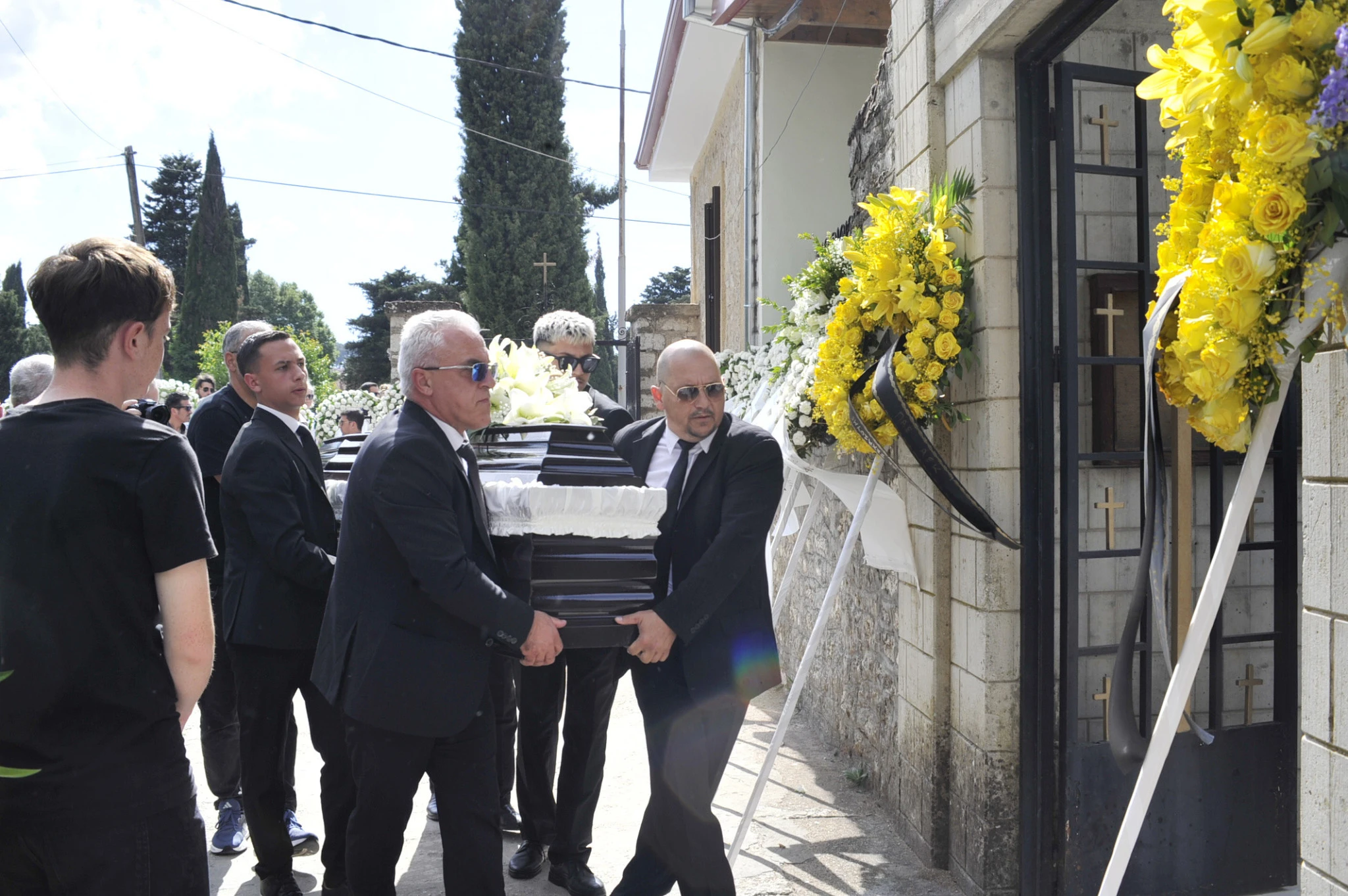 Εικόνα από την κηδεία του Μάριου Οικονόμου / Πηγή: Intime