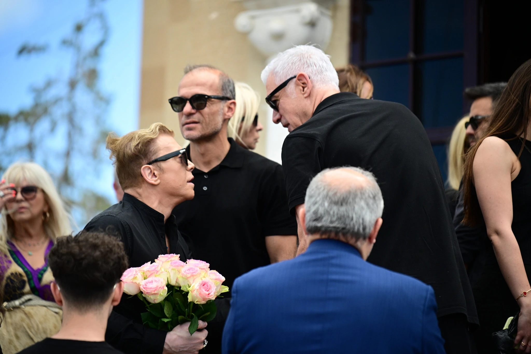 Ο&nbsp;Άγγελος Μπασινάς και ο Αντώνης Νικοπολίδης στην κηδεία της Γωγώς Μαστροκώστα / Πηγή: Eurokinissi
