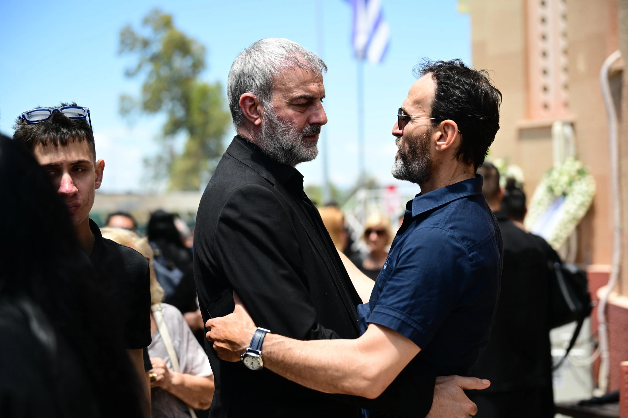 Ο&nbsp;Νίκος&nbsp;Νταμπίζας&nbsp;με τον&nbsp;Τραϊανό&nbsp;Δέλλα στην κηδεία της Γωγώς Μαστροκώστα / Πηγή: Eurokinissi