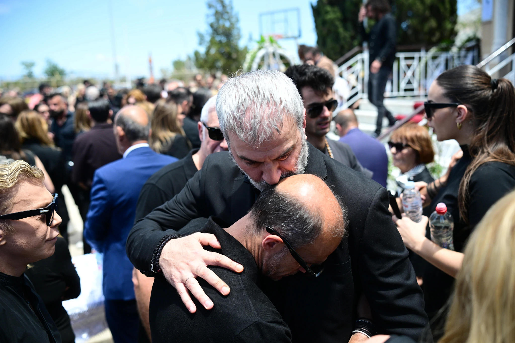 Ο&nbsp;Άγγελος Μπασινάς&nbsp;μαζί με τον&nbsp;Τραϊανό&nbsp;Δέλλα στην κηδεία της Γωγώς Μαστροκώστα / Πηγή: Eurokinissi
