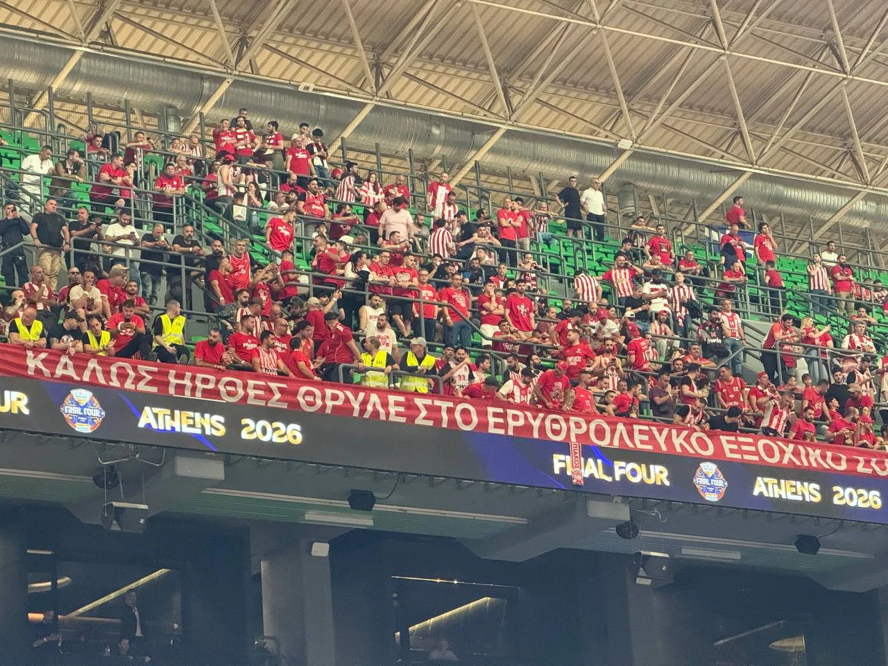 Οι οπαδοί του Ολυμπιακού στο T Center/Πηγή: Athletiko