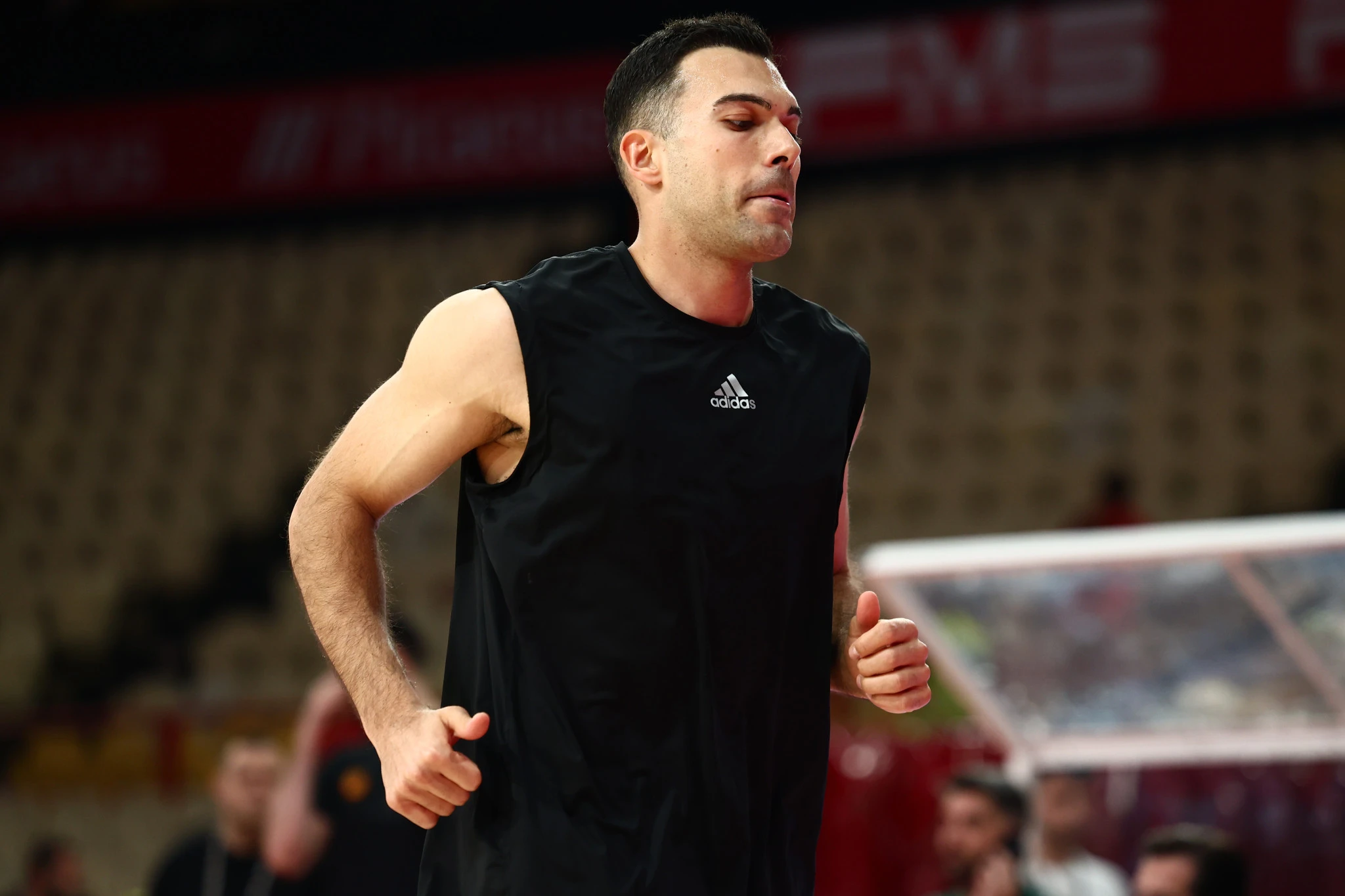 Ο Κώστας Σλούκας έχει βγει για το ζέσταμά του στο ΣΕΦ / ΙΝΤΙΜΕ