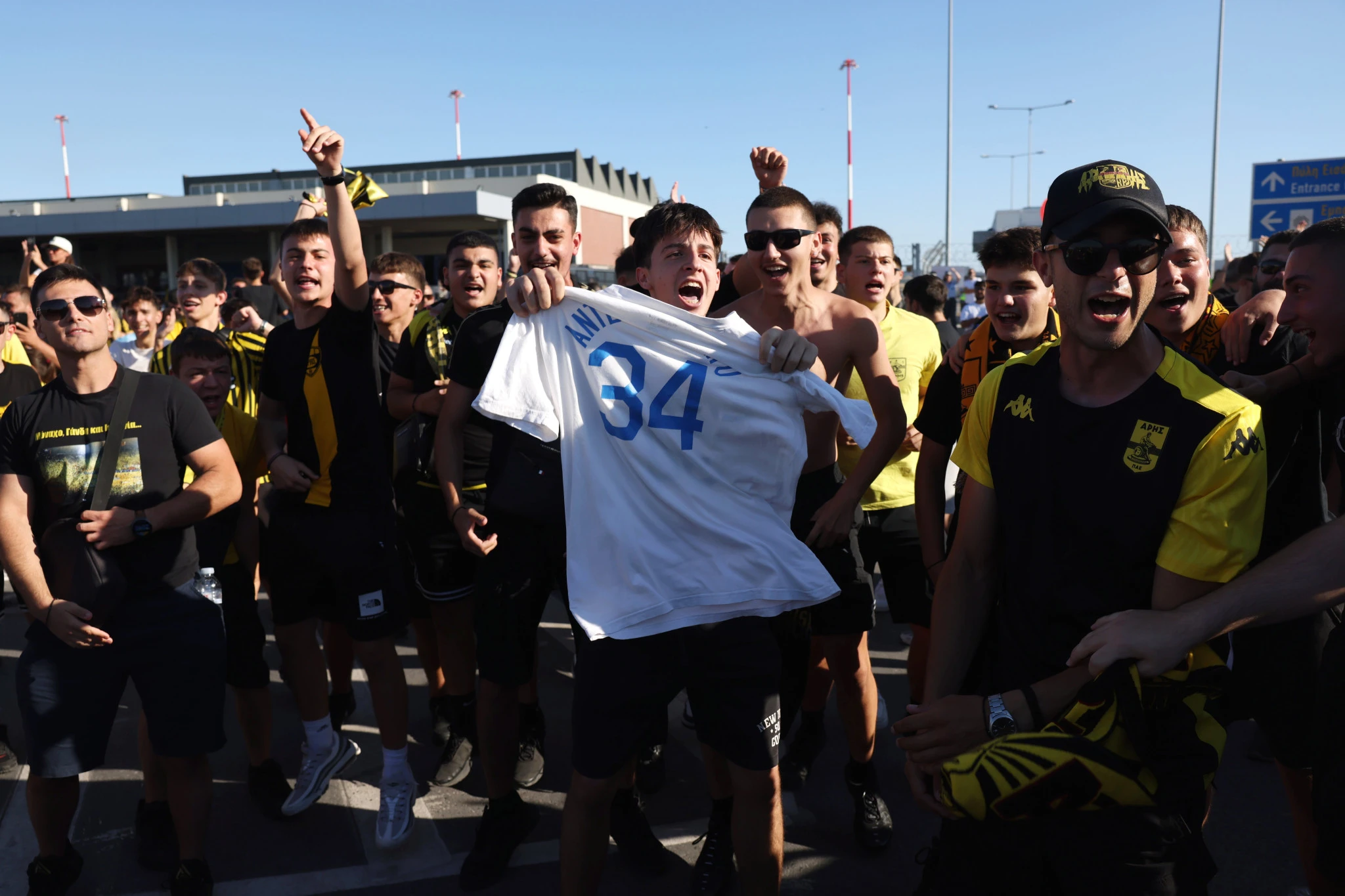 Οι φίλοι του Άρη με φανέλα Αντετοκούνμπο, Πηγή: Intime