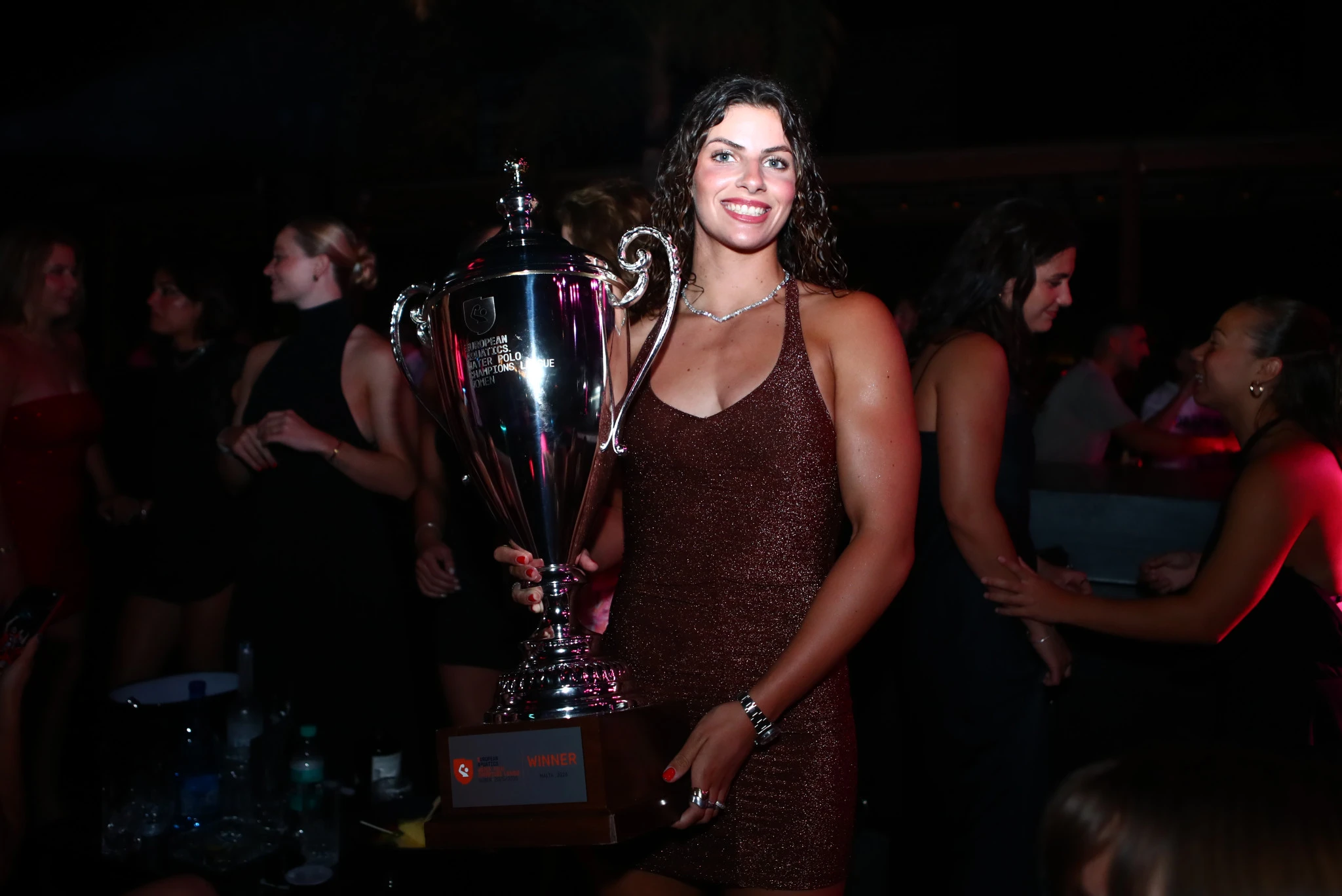 Η Στεφανία Σάντα με το τρόπαιο του Champions League στον Νίκο Βέρτη / Πηγή: Eurokinissi