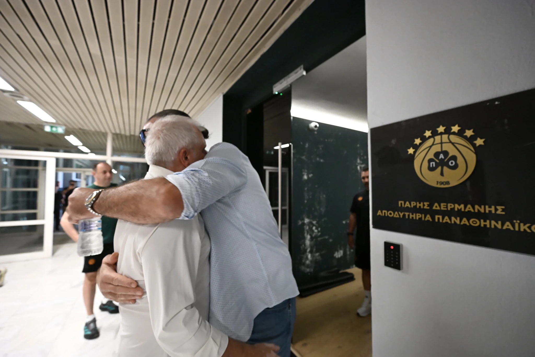 Ο Ζέλικο Ομπράντοβιτς με τον Φραγκίσκο Αλβέρτη στο T-Center - Πηγή: V.Stolis