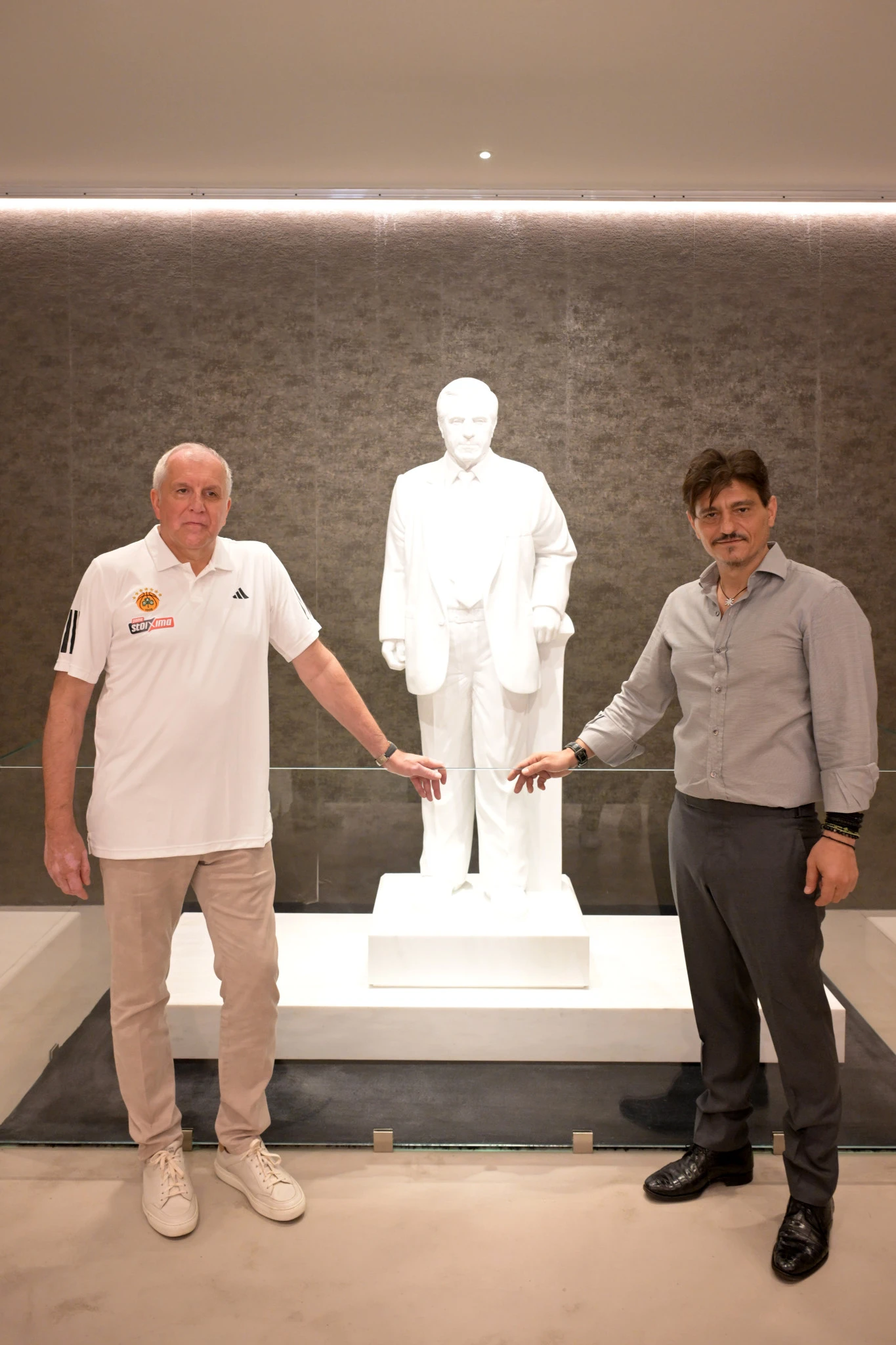 Ο Ζέλικο Ομπράντοβιτς και ο Δημήτρης Γιαννακόπουλος στο άγαλμα του Παύλου Γιαννακόπουλου / Πηγή: Βαγγέλης Στόλης