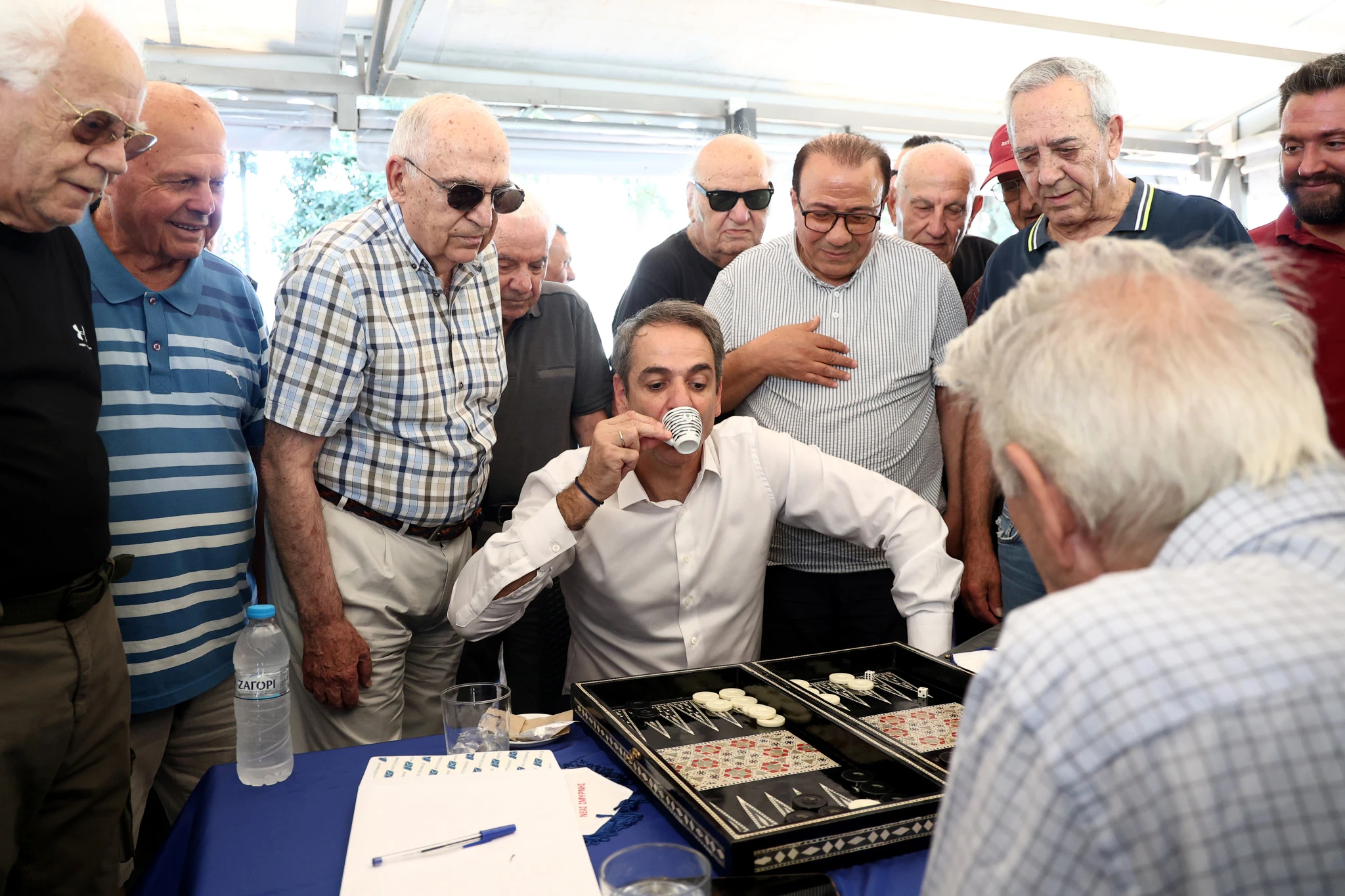 Ο Κυριάκος Μητσοτάκης παίζει τάβλι/ Intime