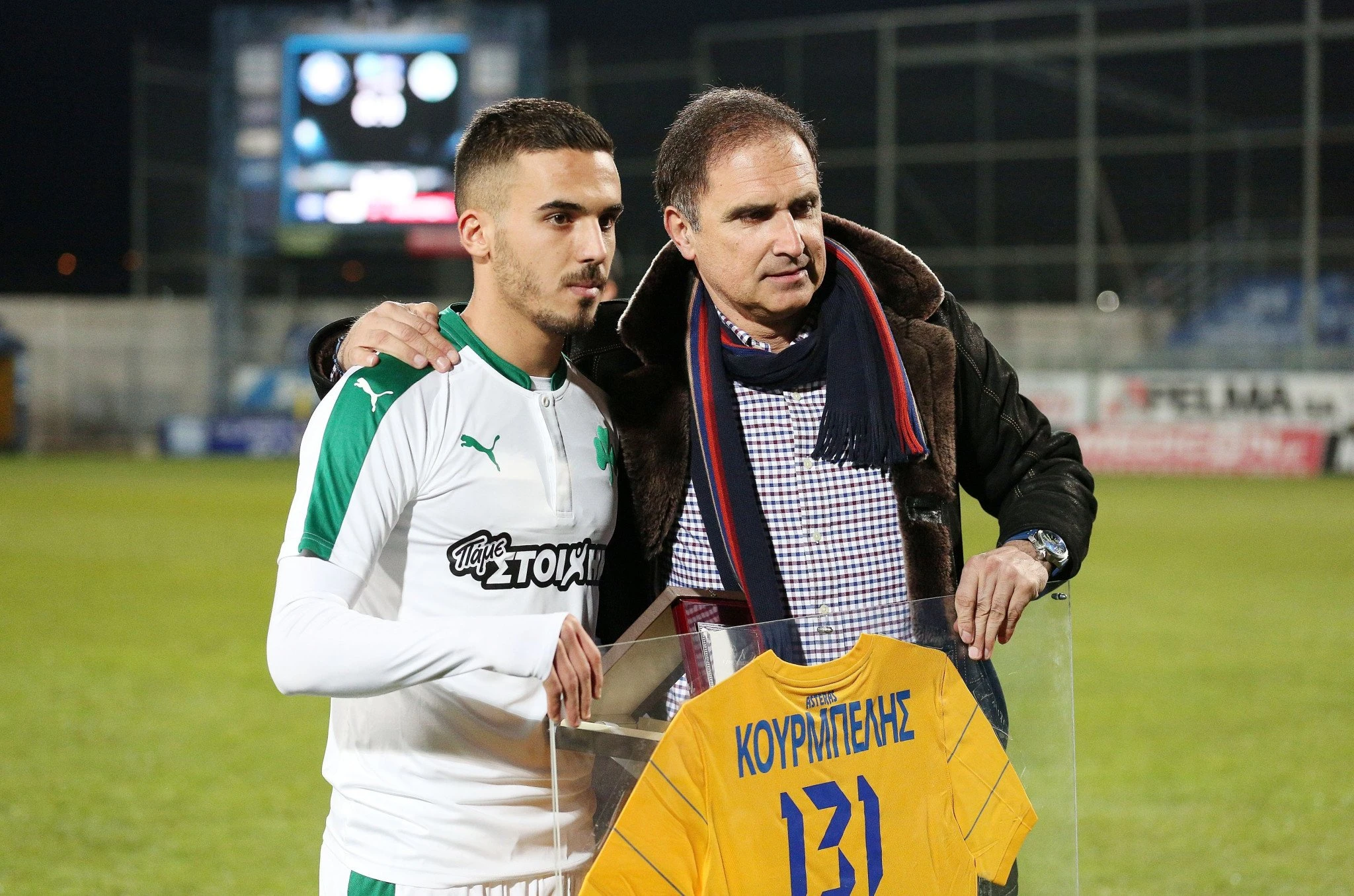 Ο Δημήτρης Κουρμπέλης με τον πρόεδρο του Αστέρα AKTOR, Γιώργο Μποροβήλο/Intime