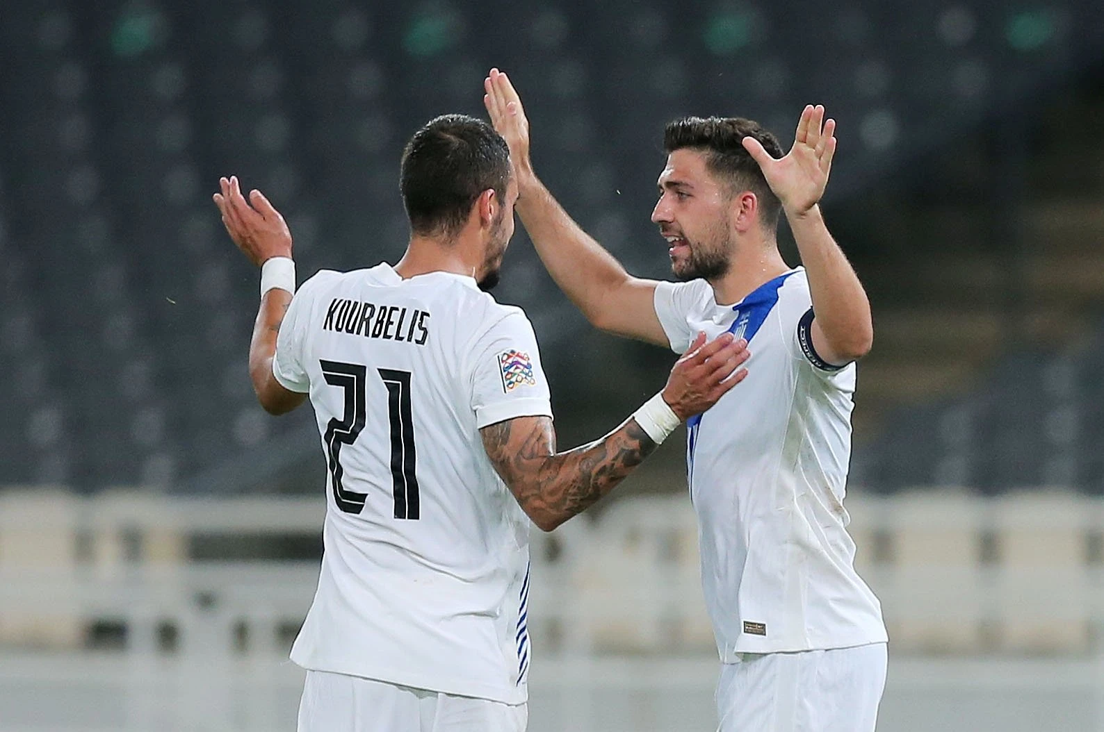 Ο Δημήτρης Κουρμπέλης με τον Τάσο Μπακασέτα στην Εθνική Ελλάδας/Intime