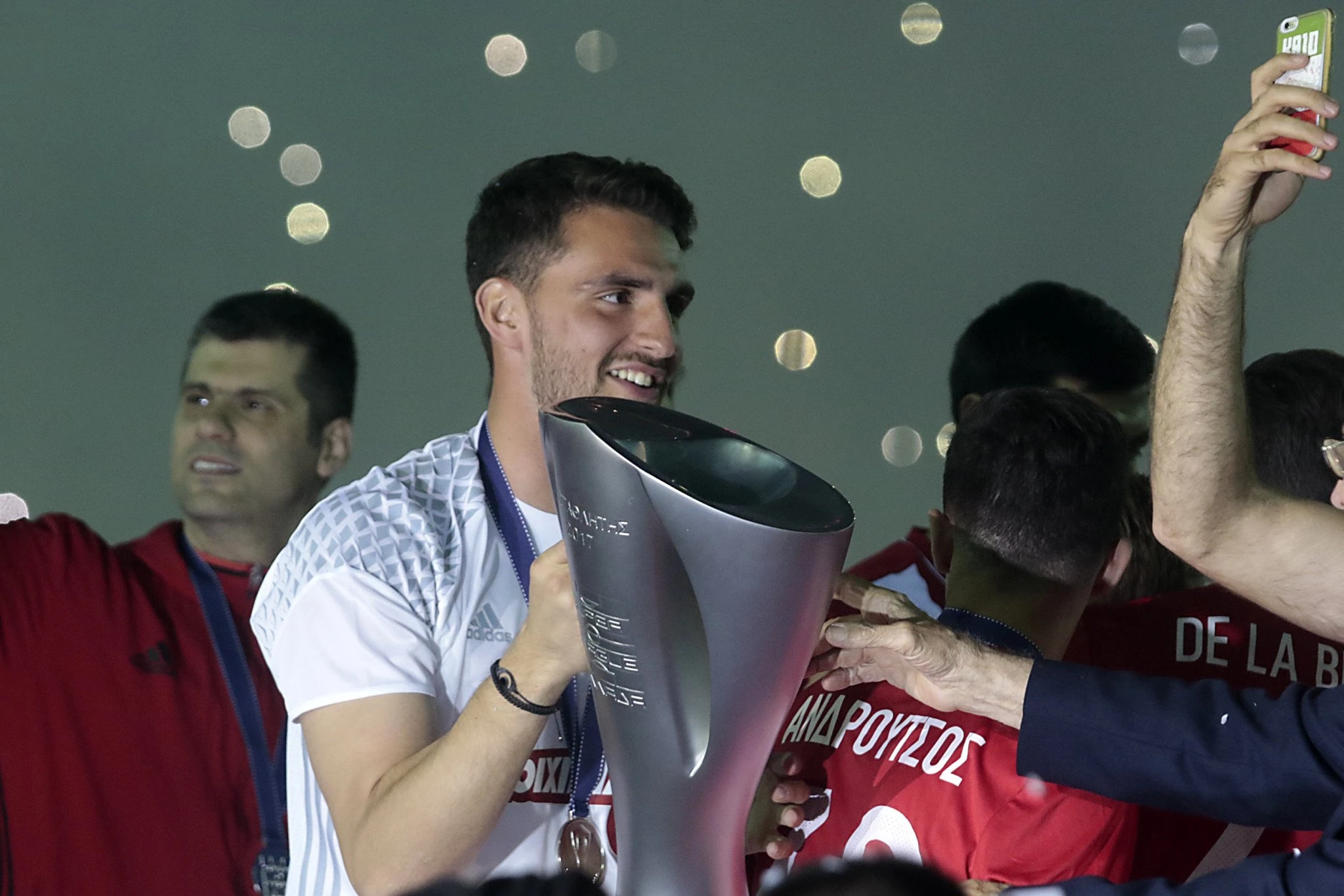 O&nbsp;Στέφανος Καπίνο με τον τίτλο του πρωταθλήματος με τον&nbsp;Ολυμπιακό/Intime