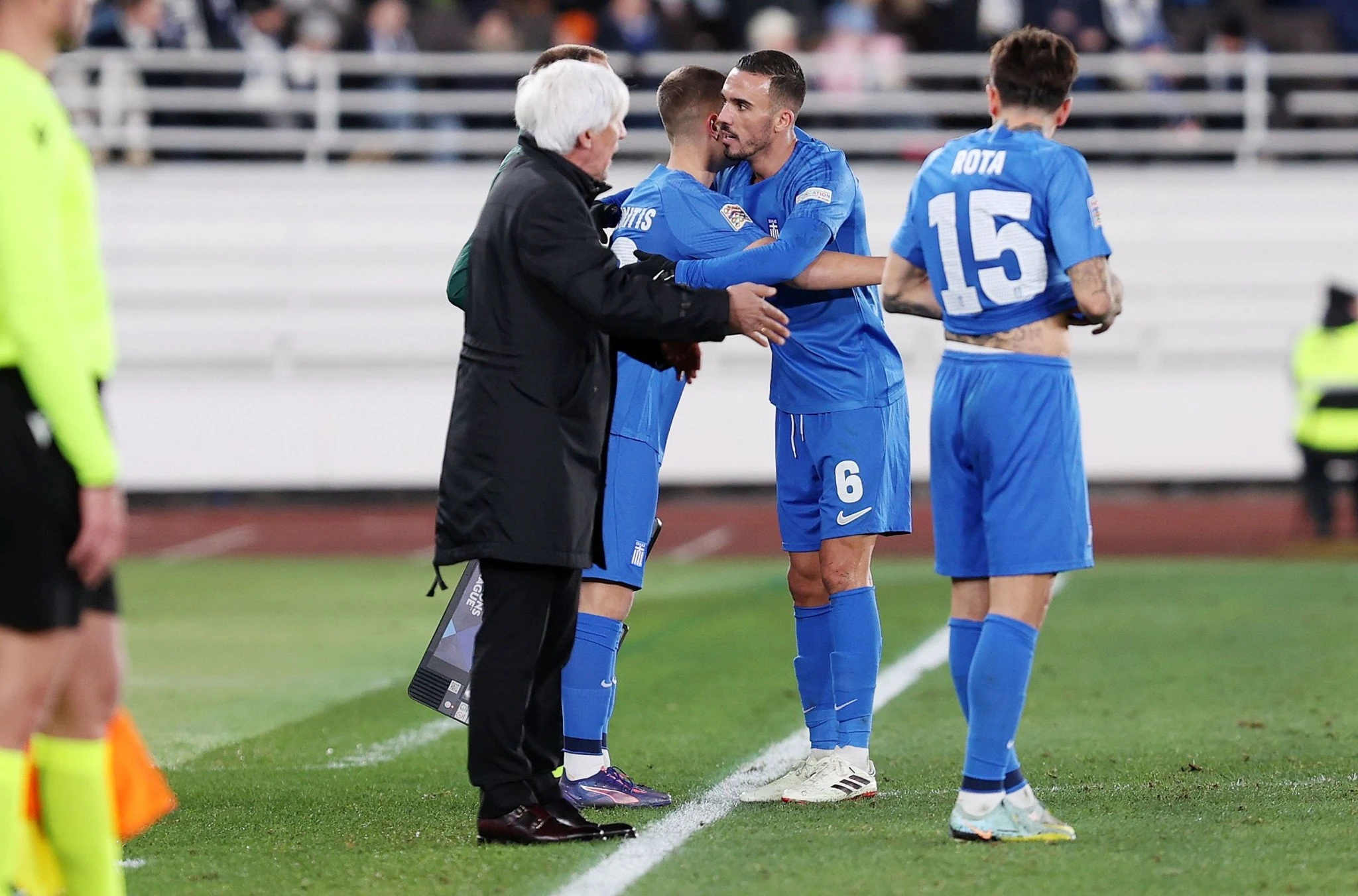 Ο Δημήτρης Κουρμπέλης με την Εθνική Ελλάδας και ο Ιβάν Γιοβάνοβιτς/Intime