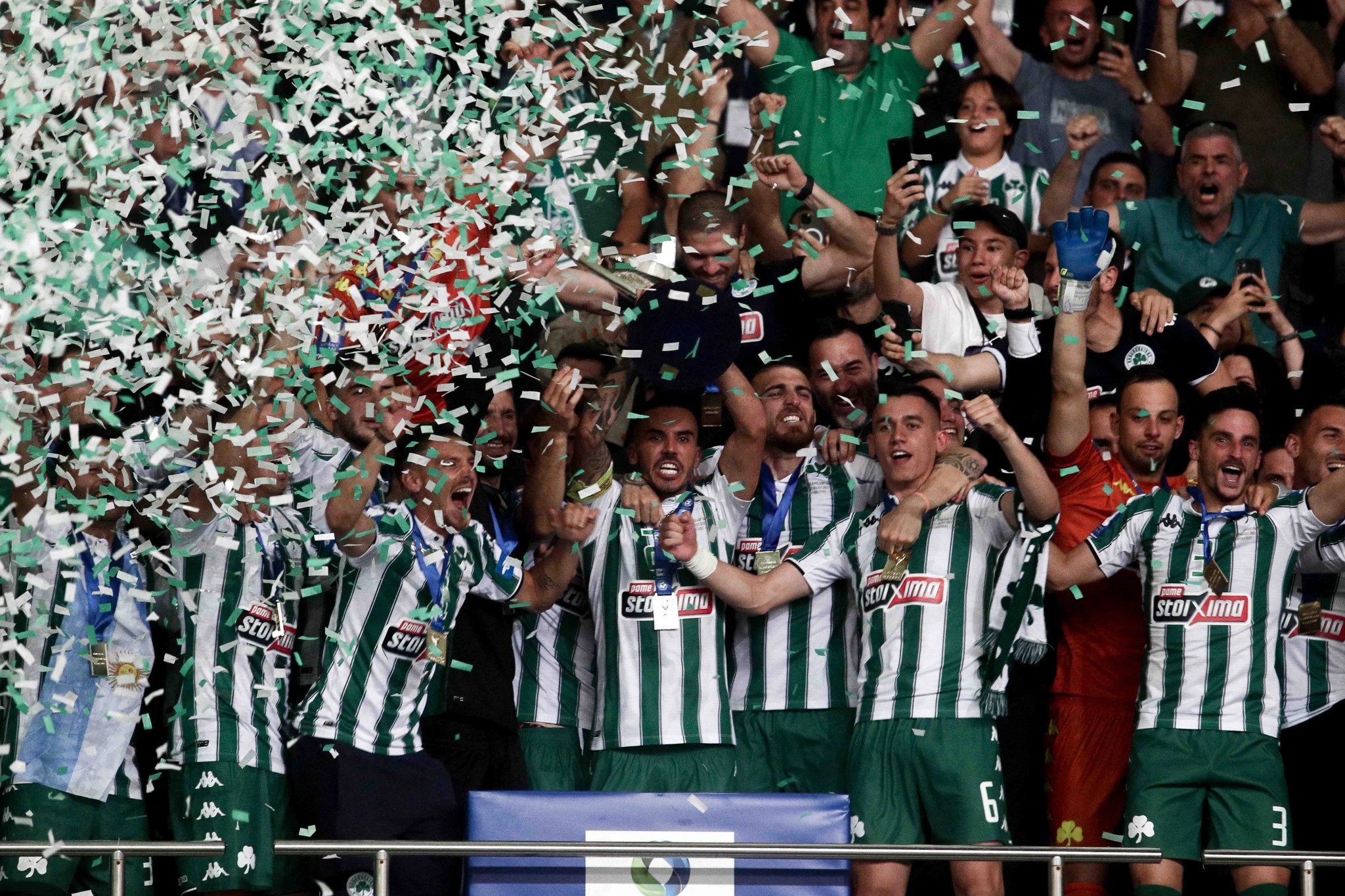 Ο&nbsp;Δημήτρης Κουρμπέλης σηκώνει το Κύπελλο&nbsp;Ελλάδας με τον&nbsp;Παναθηναϊκό/Eurokinissi