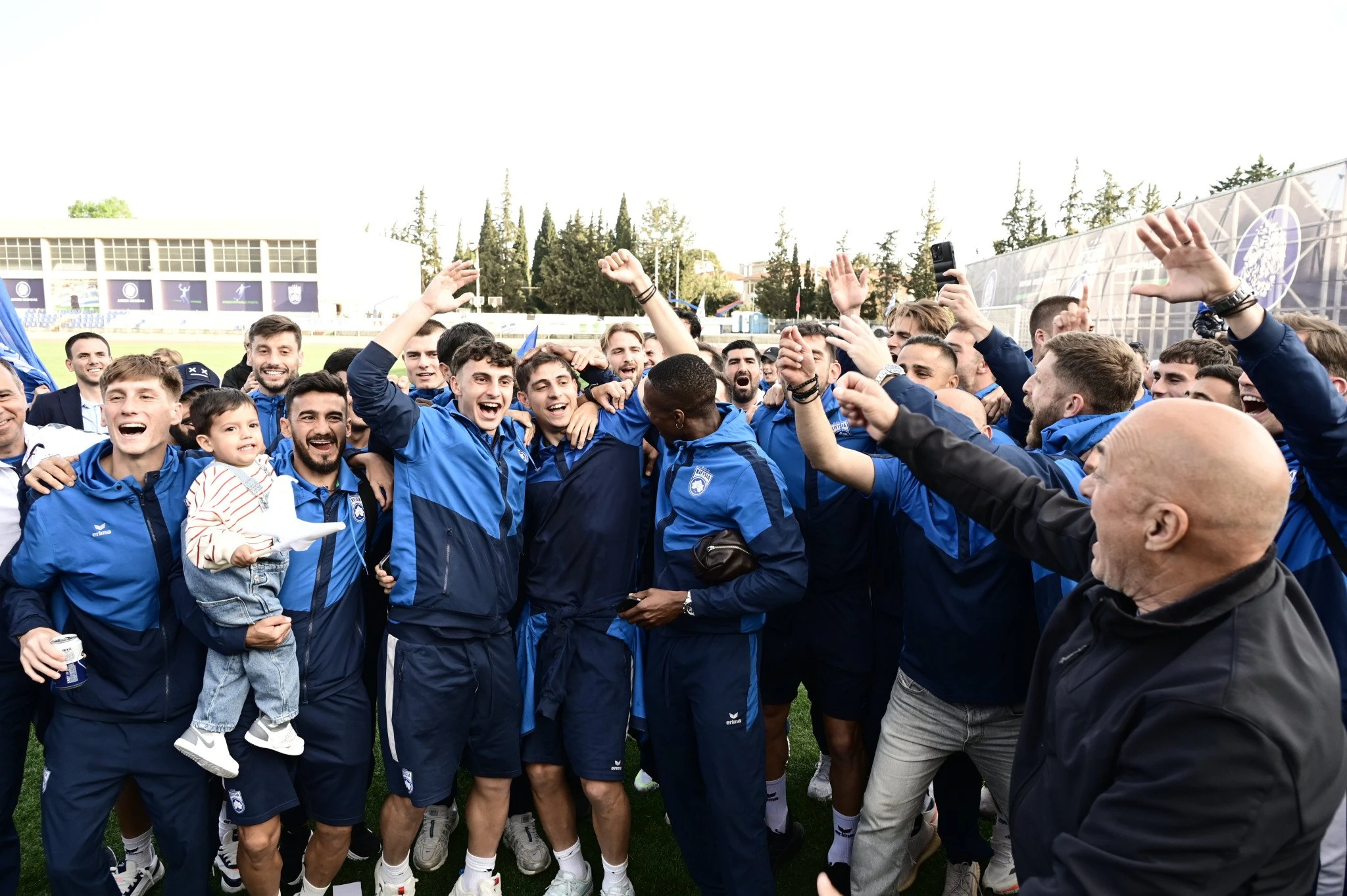 Πηγή: Eurokinissi / Η υποδοχή στην Κηφισιά από τον ισόπαλο αγώνα με την Καλαμάτα και η εξασφάλιση της ανόδου στην Super League. 