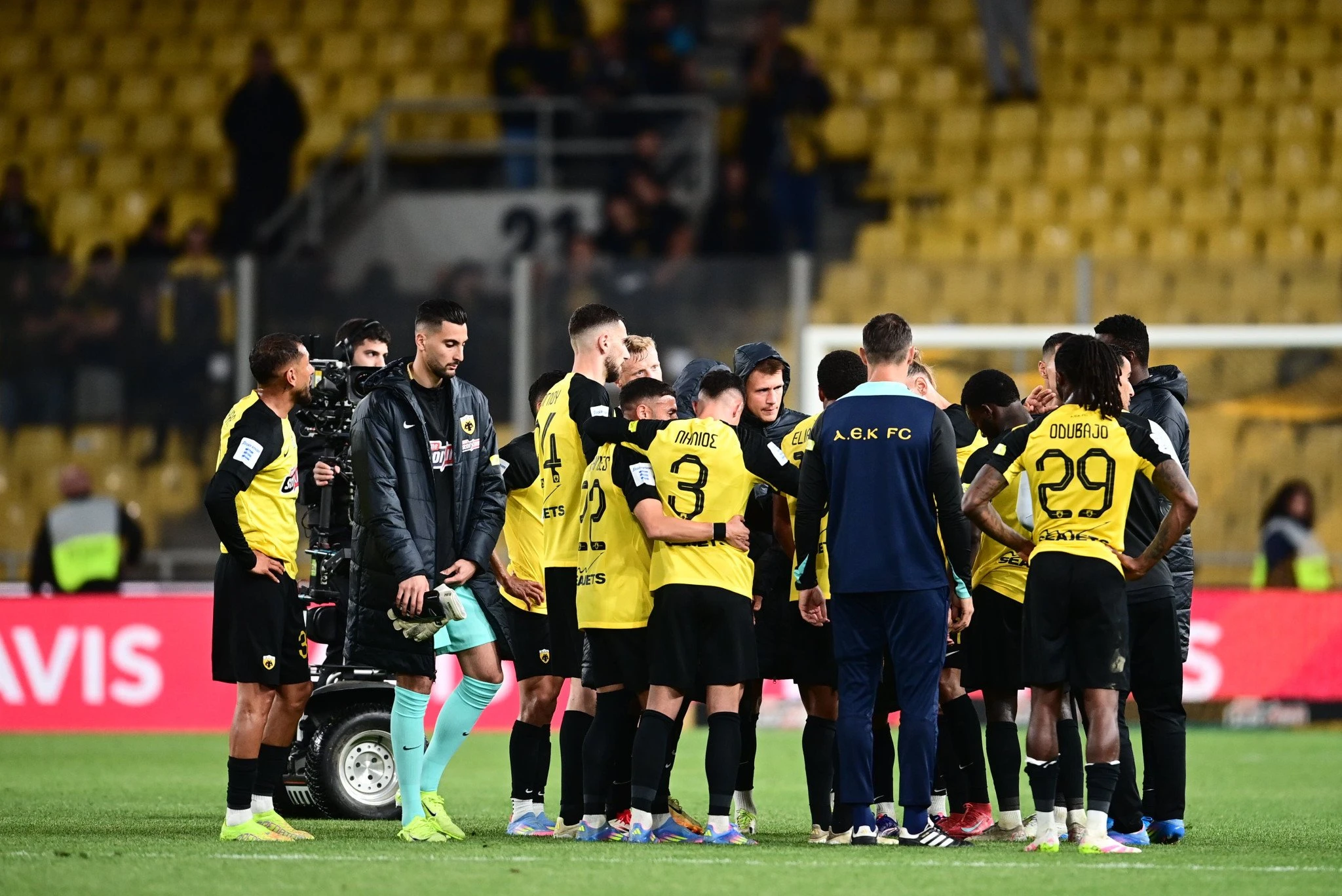          Οι παίκτες της ΑΕΚ μετά την ήττα (2-0) από τον Ολυμπιακό/Πηγή: Eurokinissi     