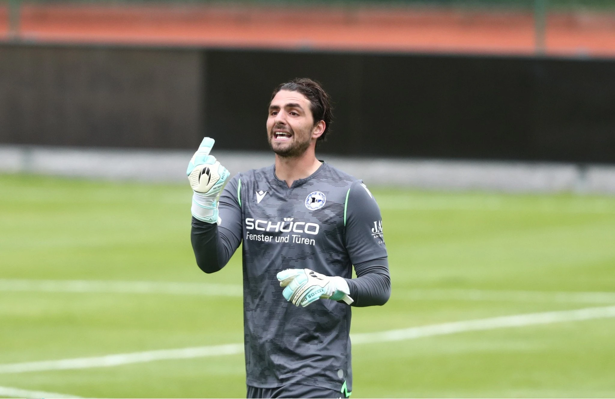 Ο&nbsp;Στέφανος Καπίνο με την&nbsp;Μπίλεφελντ/Intime