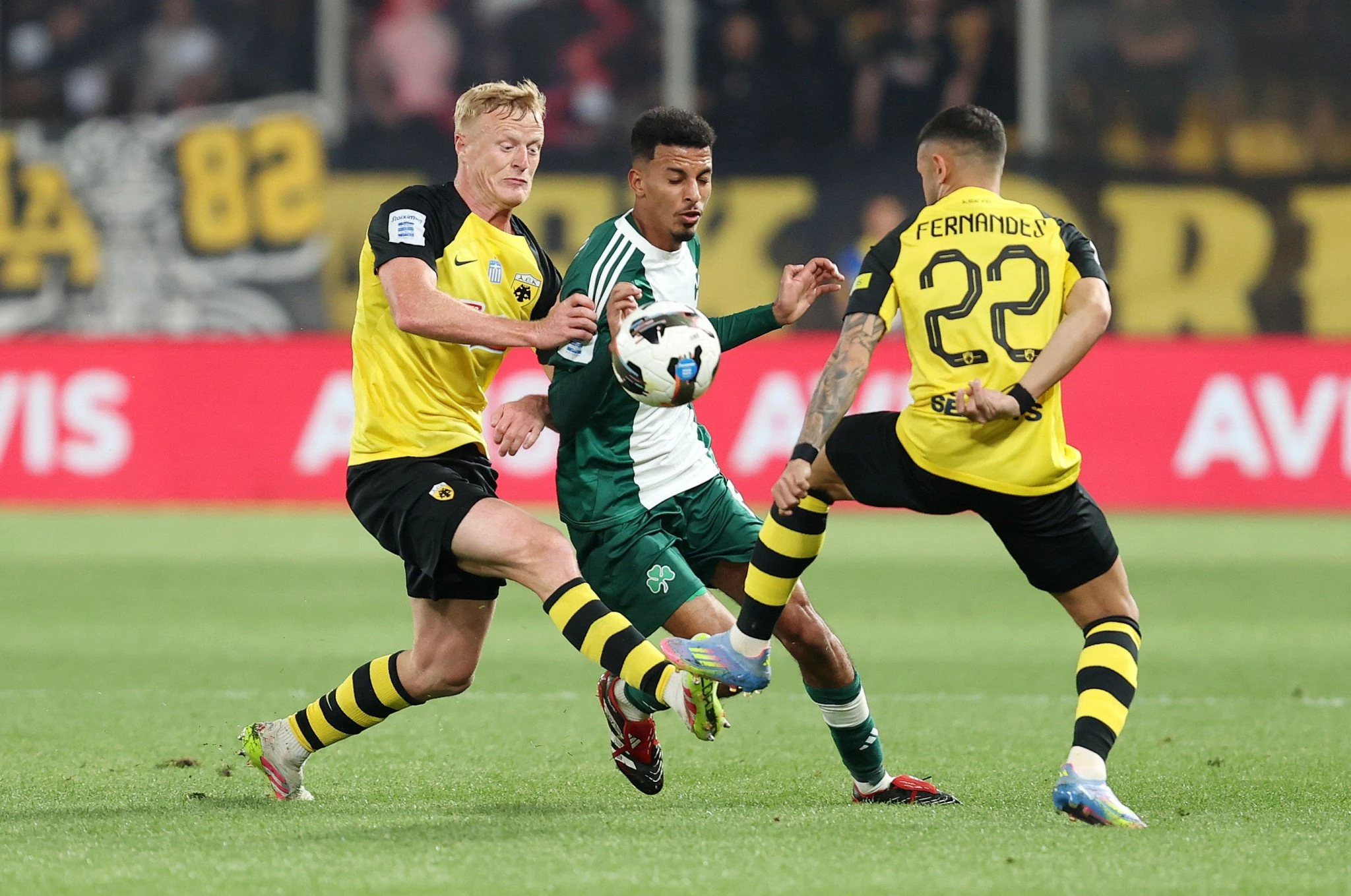          Ο Αζεντίν Ουναΐ σε διεκδίκηση της μπάλας με τους Γενς Γιόνσον και Φερνάντες της ΑΕΚ - ΠΗΓΗ: ΙΝΤΙΜΕ     