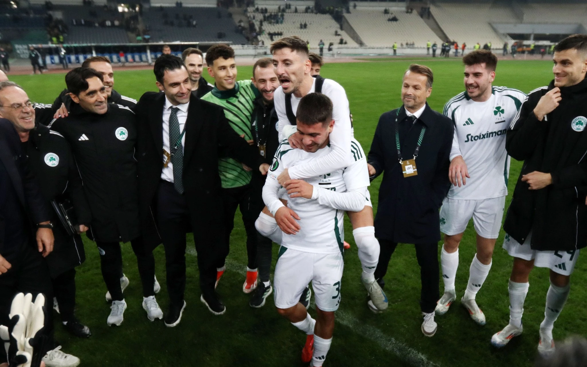 Ο Αντριάνο Μπρέγκου δέχεται τα συγχαρητήρια και τα «πειράγματα» της υπόλοιπης ομάδας μετά το ντεμπούτο του στον αγώνα με την Ντινάμο Μινσκ - ΠΗΓΗ: ΙΝΤΙΜΕ