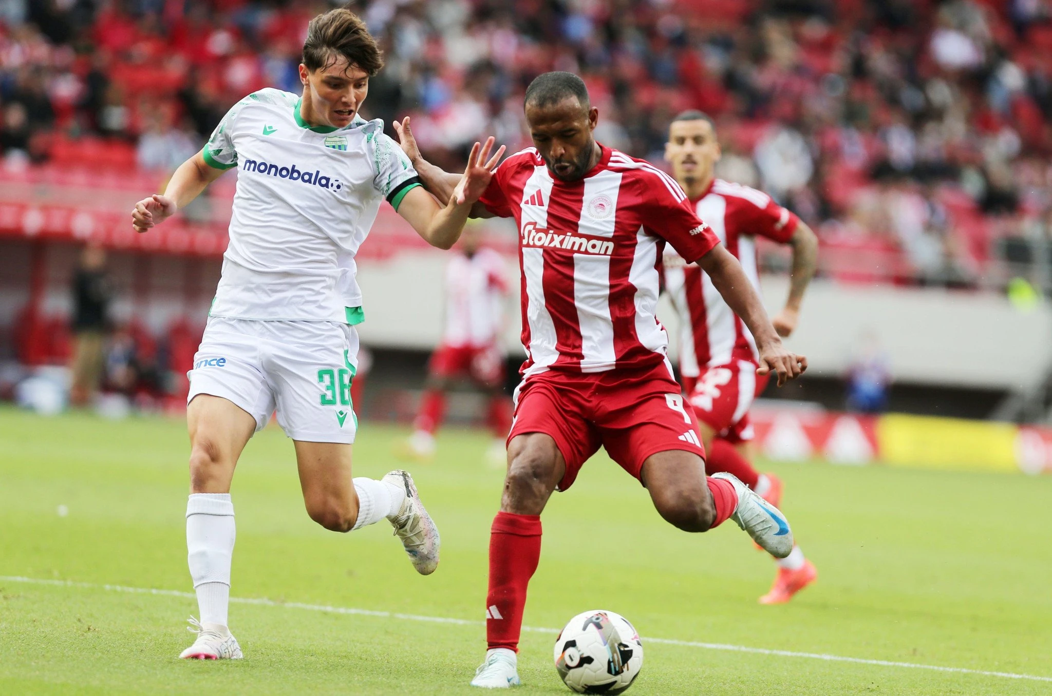 Ο Γιώργος Κάτρης με τον Αγιούμπ Ελ Κααμπί στον εφετινό αγώνα του Λεβαδειακού με τον Ολυμπιακό - ΠΗΓΗ: ΙΝΤΙΜΕ