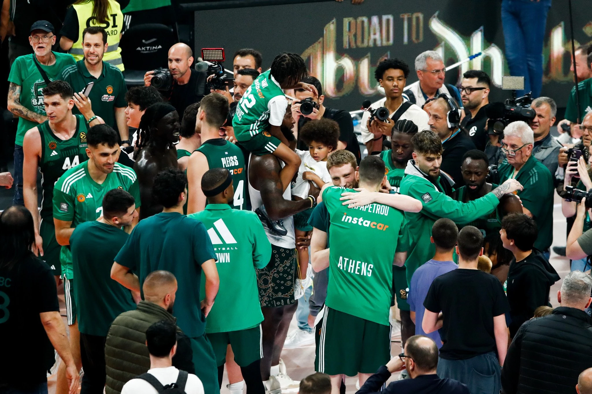 Οι πανηγυρικές εικόνες στο ΟΑΚΑ μετά την πρόκριση του Παναθηναϊκού στο Final-4 του Άμπου-Ντάμπι - ΠΗΓΗ: Eurokinissi