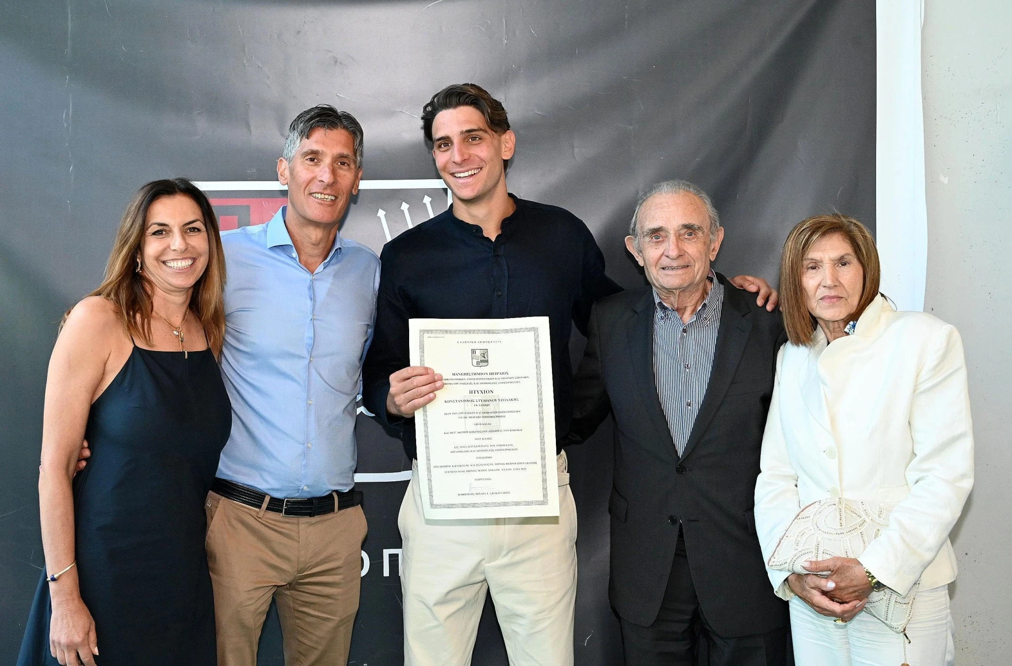 Ο Κωνσταντής Τζολάκης με τους γονείς του, τον παππού και την γιαγιά του