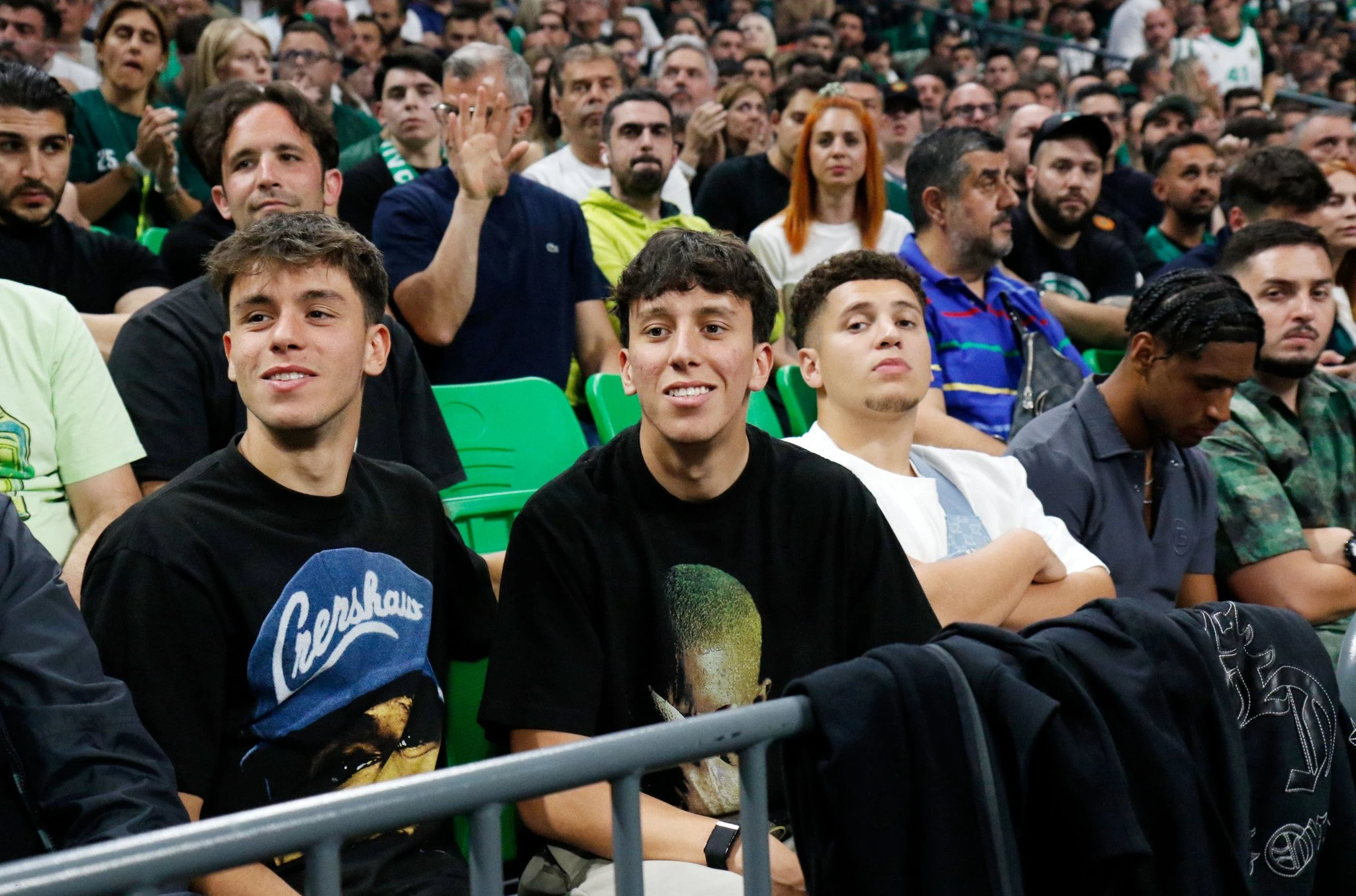 Ο Γιώργος Βαγιαννίδης μαζί με τον αδερφό του Αιμίλιο και στο βάθος τον Ματέους Τετέ, στις εξέδρες του ΟΑΚΑ στο 5ο ματς με την Αναντολού Εφές - ΠΗΓΗ: ΙΝΤΙΜΕ