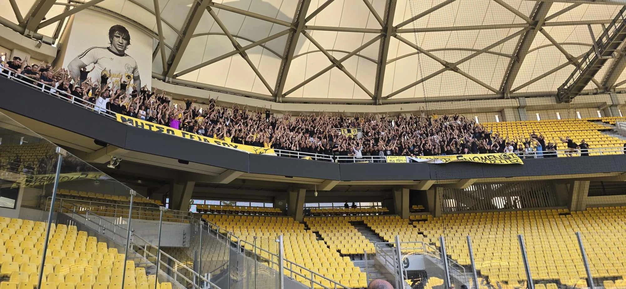 Η σορός του Δημήτρη Χατζηχρήστου μέσα στο γήπεδο της ΑΕΚ μαζί με 1.000 οπαδούς