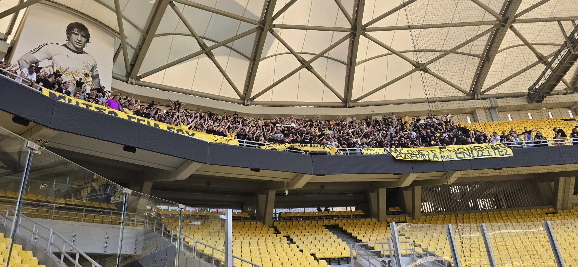 Η σορός του Δημήτρη Χατζηχρήστου μέσα στο γήπεδο της ΑΕΚ μαζί με 1.000 οπαδούς