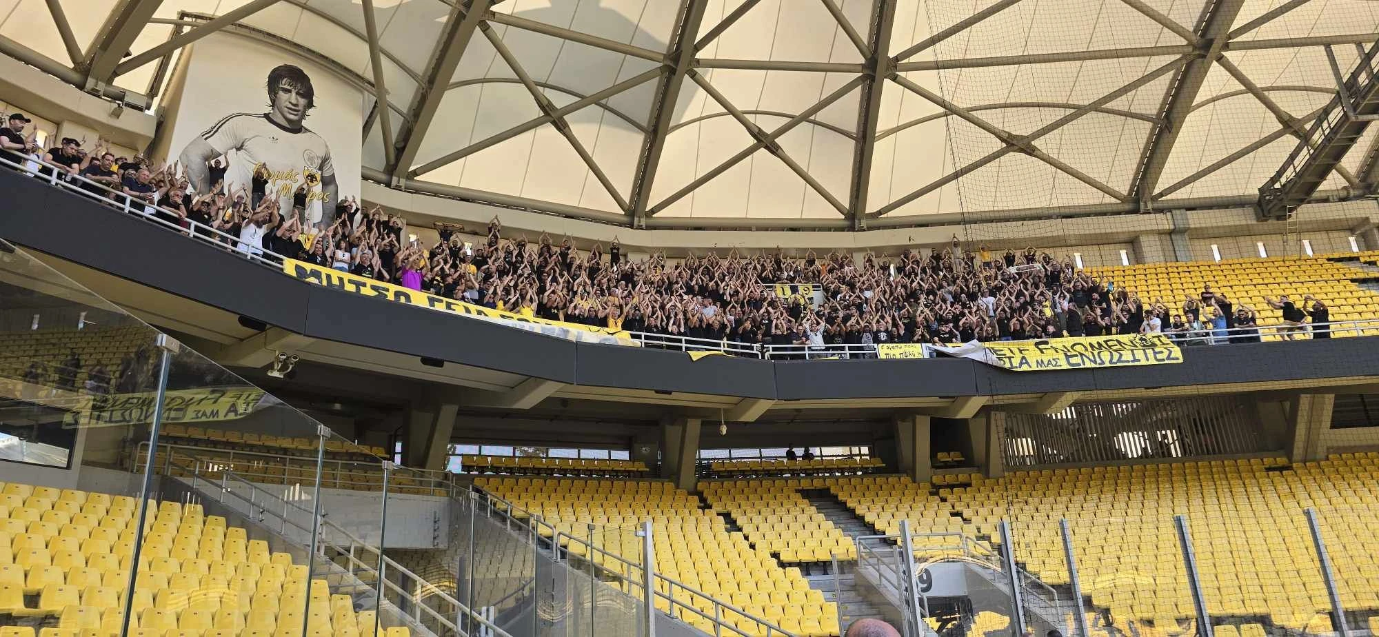 Η σορός του Δημήτρη Χατζηχρήστου μέσα στο γήπεδο της ΑΕΚ μαζί με 1.000 οπαδούς